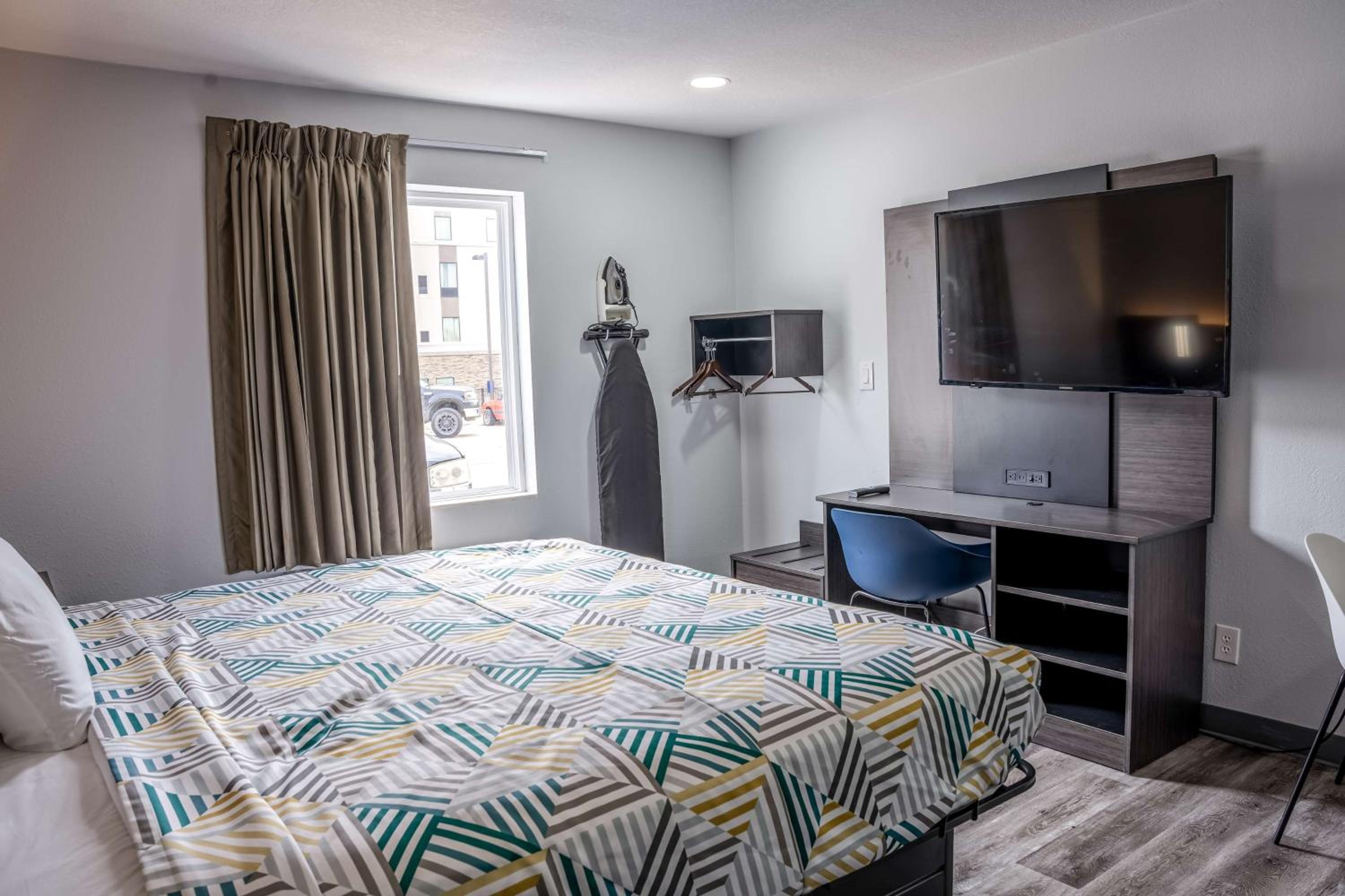 King Room with Roll-in Shower - Disability Access - Non-Smoking photo 2