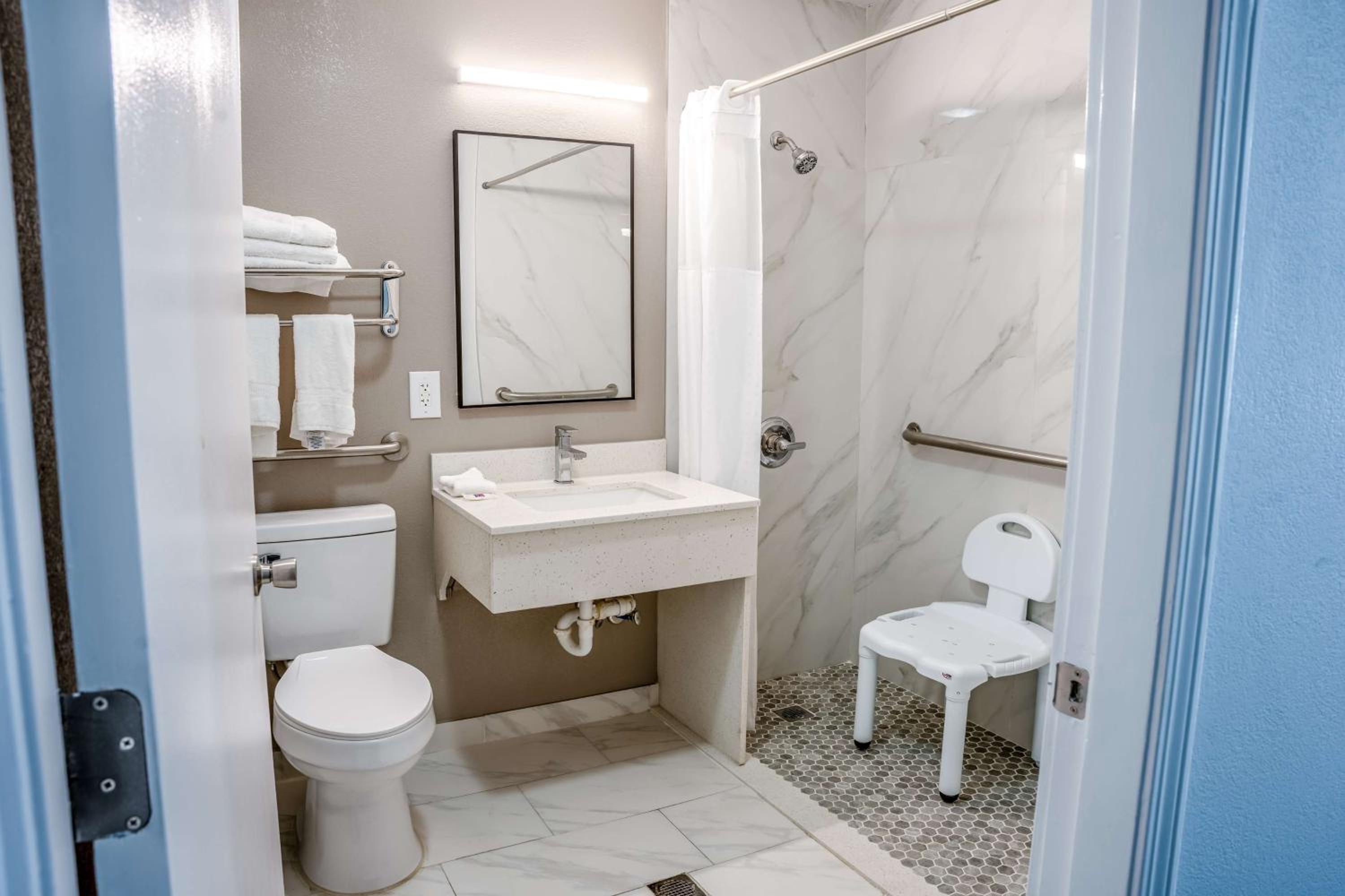 King Room with Roll-in Shower - Disability Access - Non-Smoking photo 3