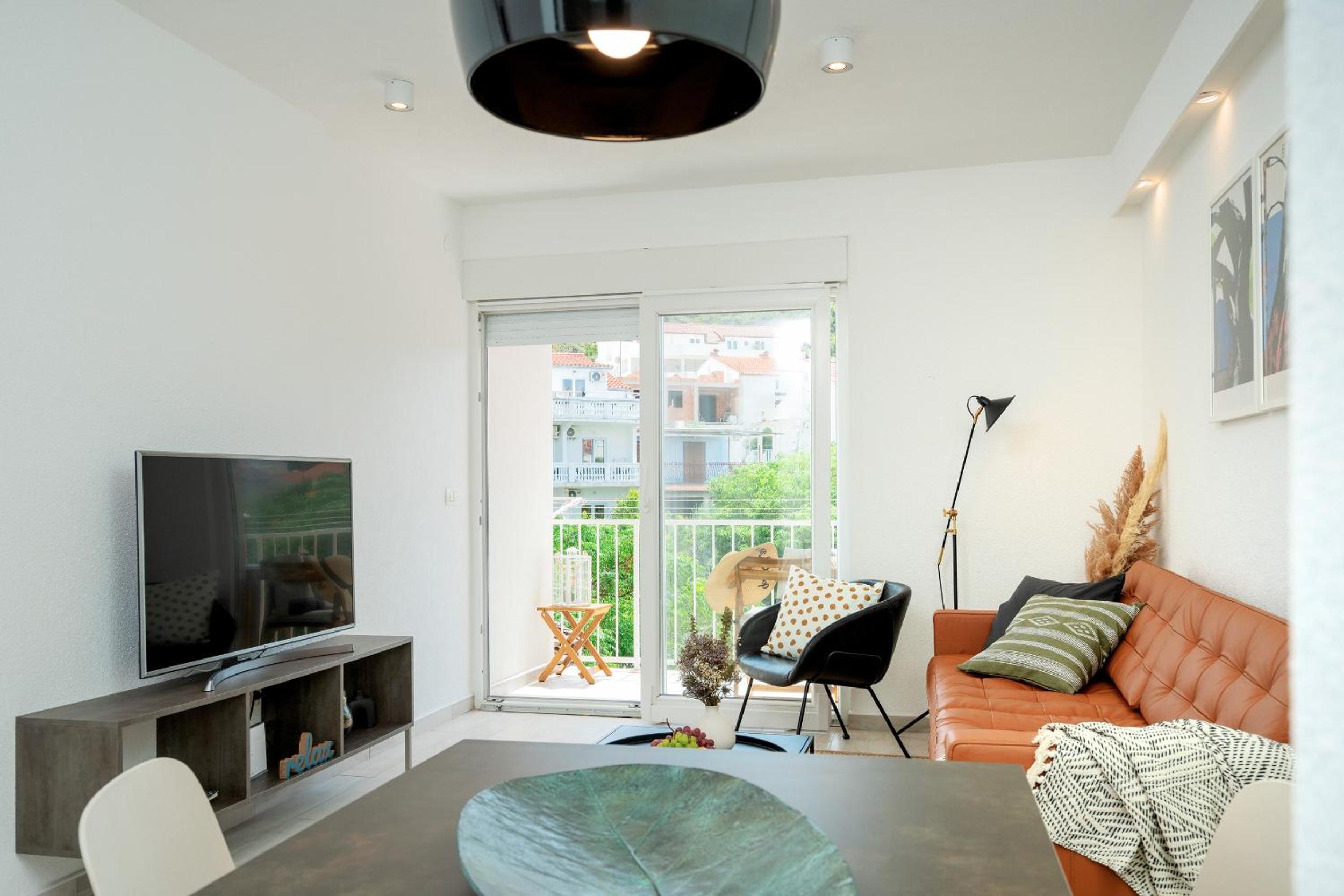 One-Bedroom Apartment with Balcony and Sea View photo 3