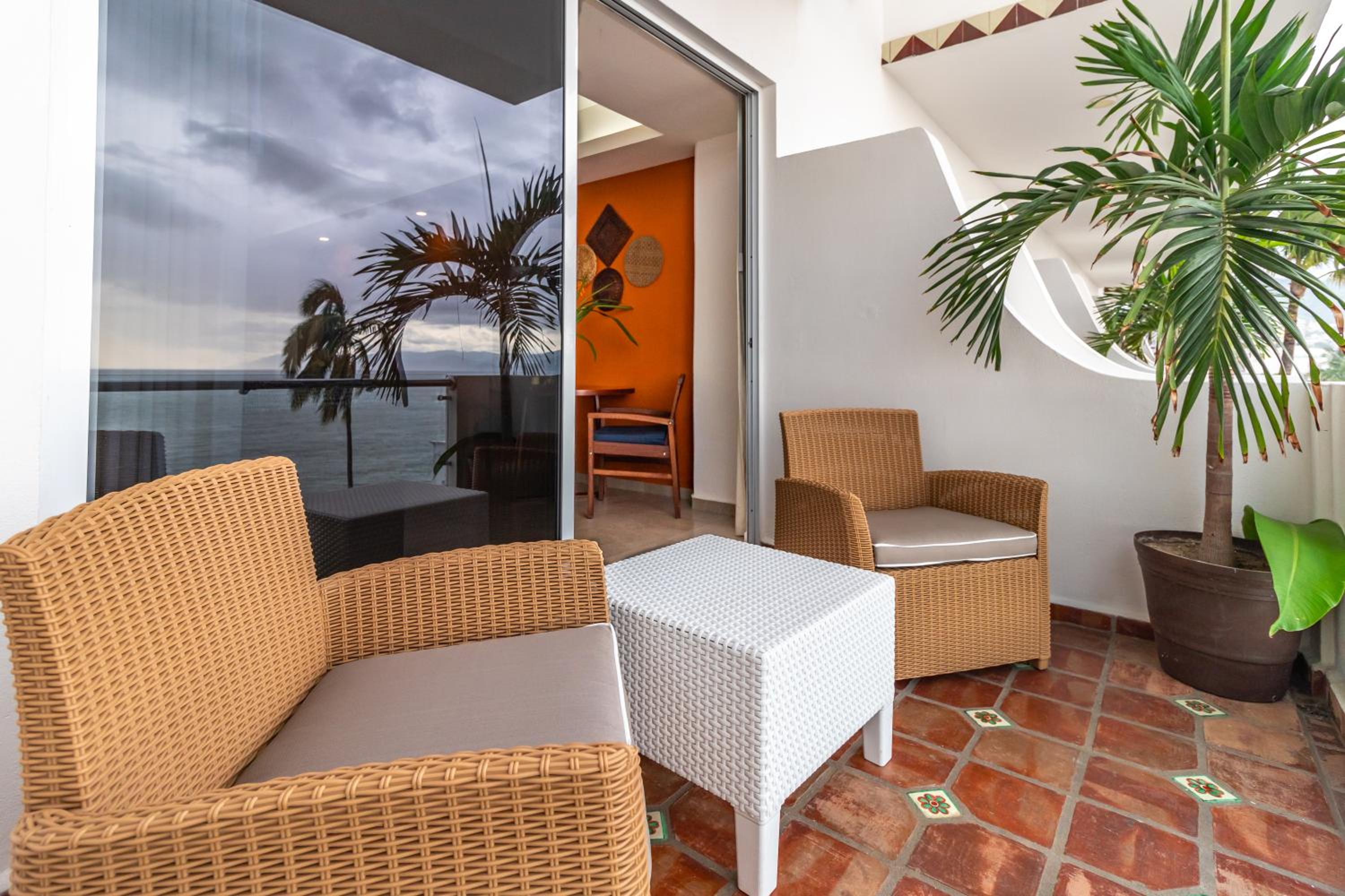 Premium Double Queen Oceanfront Suite - Photo 4