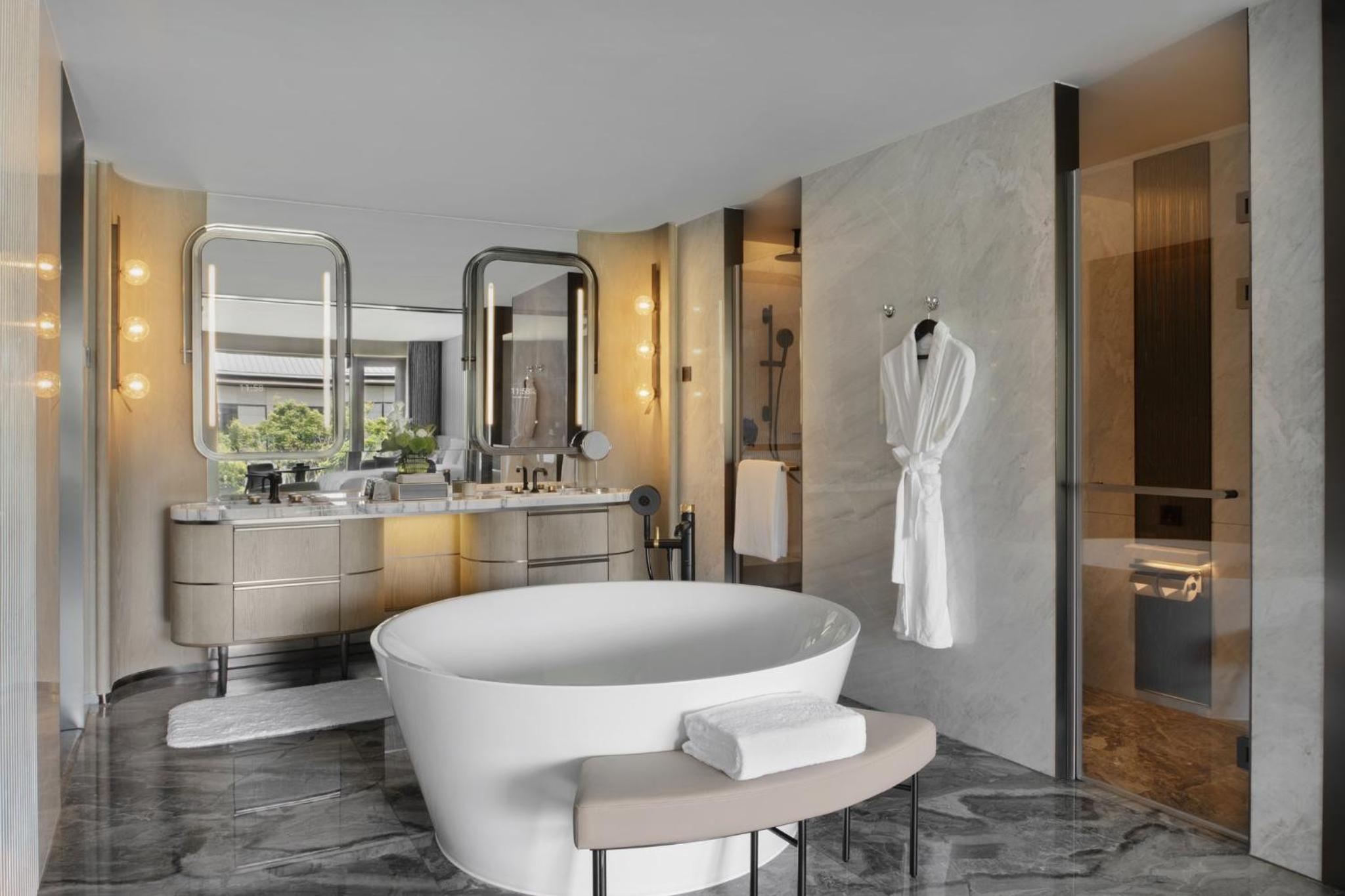 Ambassador Suite photo 3