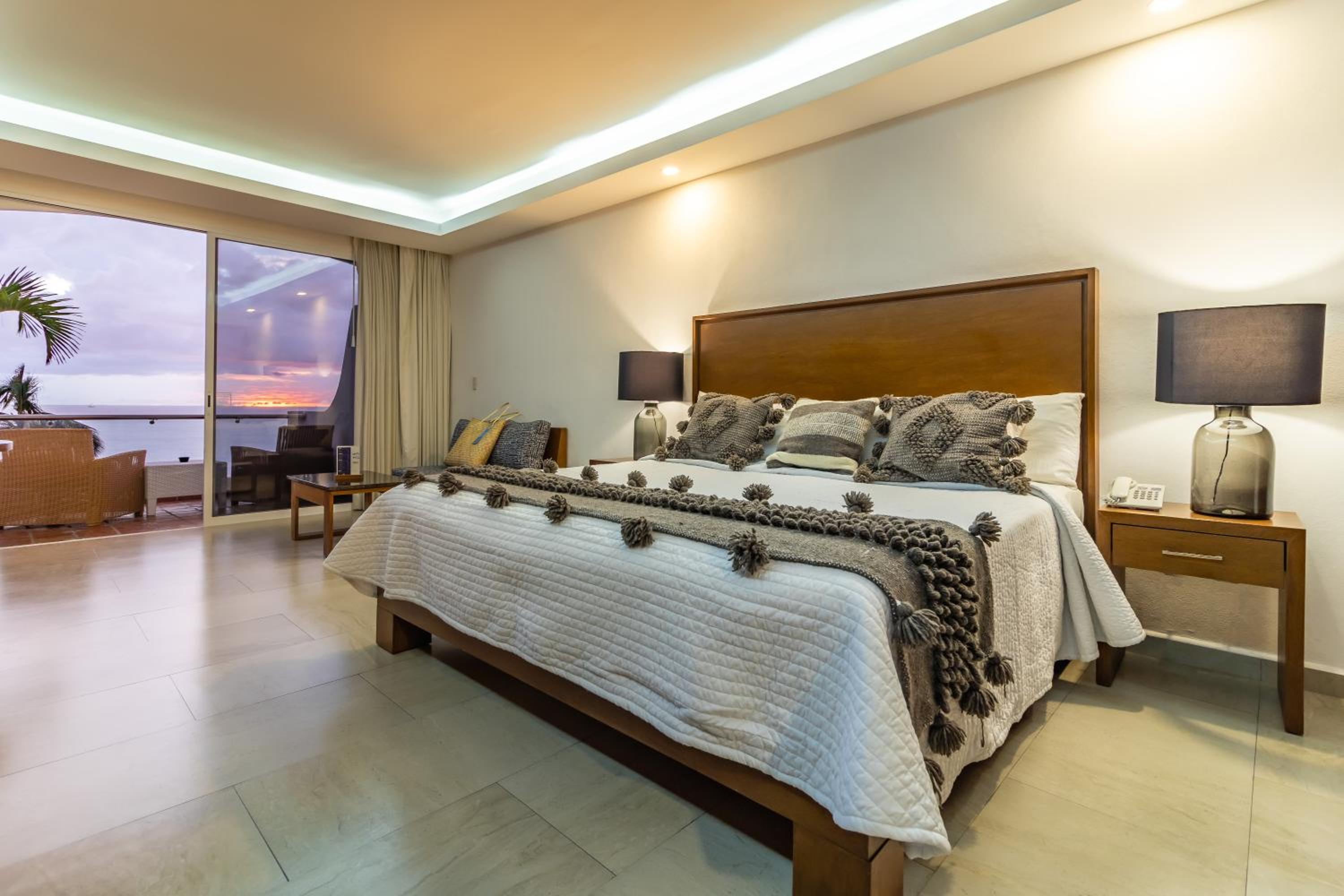 Deluxe King Suite with full Pacific Ocean Views - Photo 1