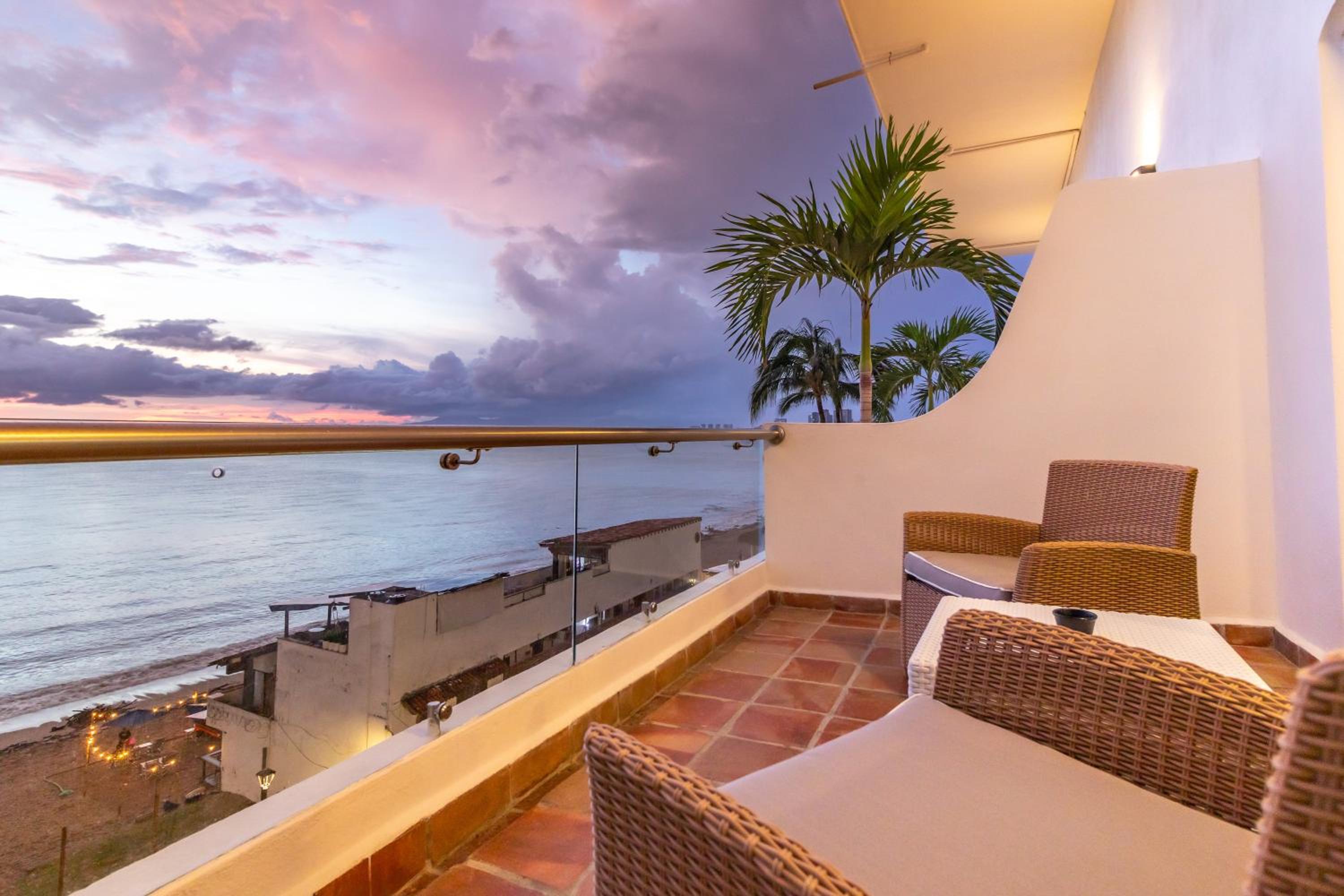 Deluxe King Suite with full Pacific Ocean Views - Photo 8