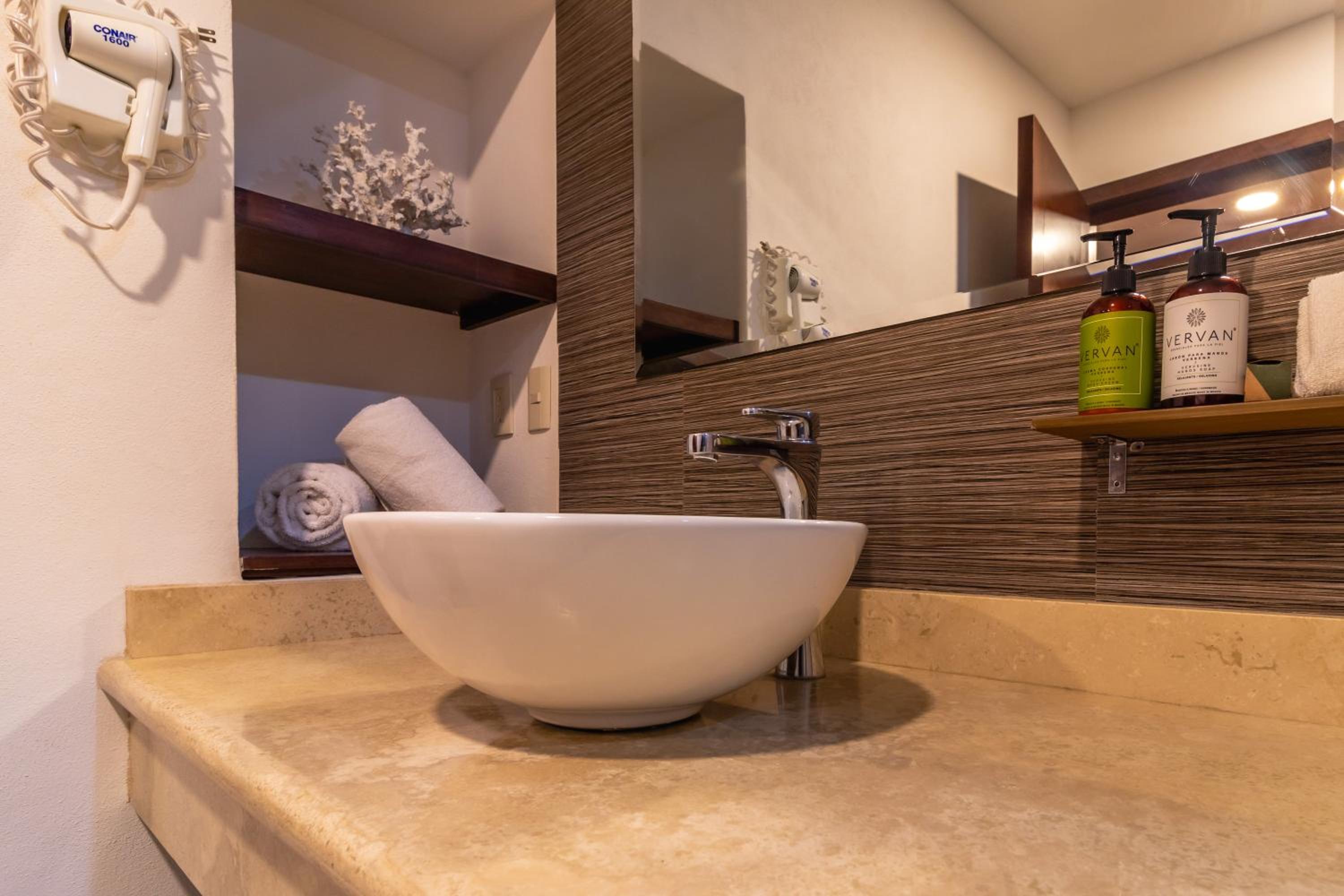 Deluxe King Suite with full Pacific Ocean Views - Photo 7