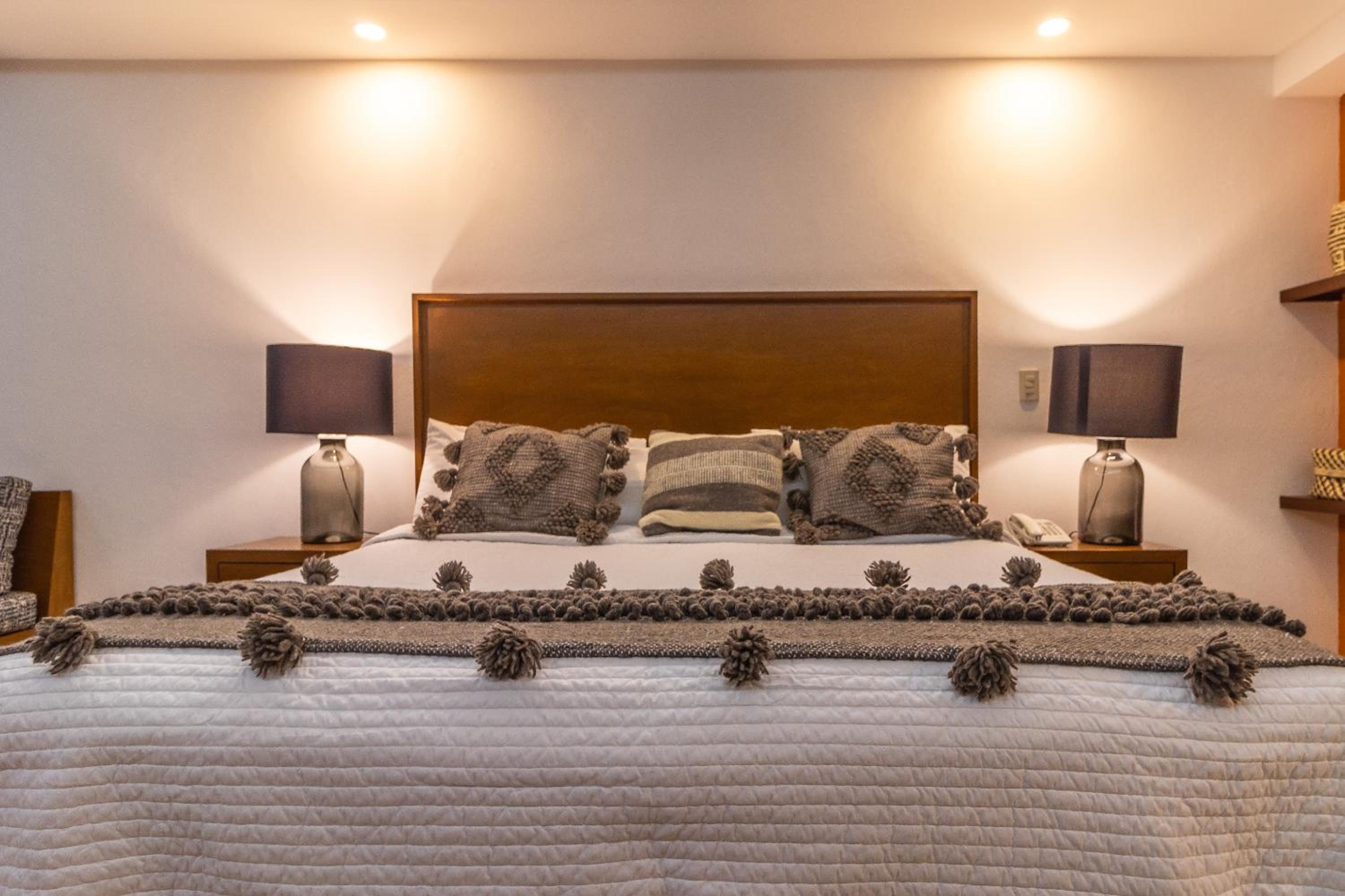Deluxe King Suite with full Pacific Ocean Views - Photo 9