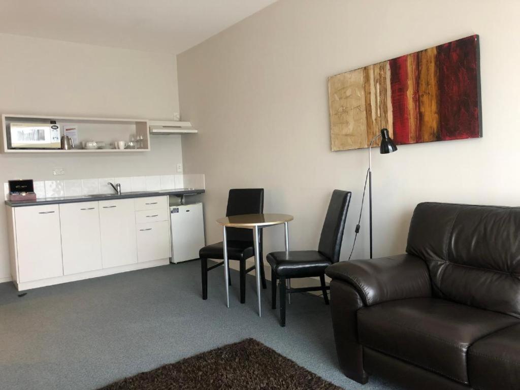 Premier One-Bedroom Apartment thumbnail 5