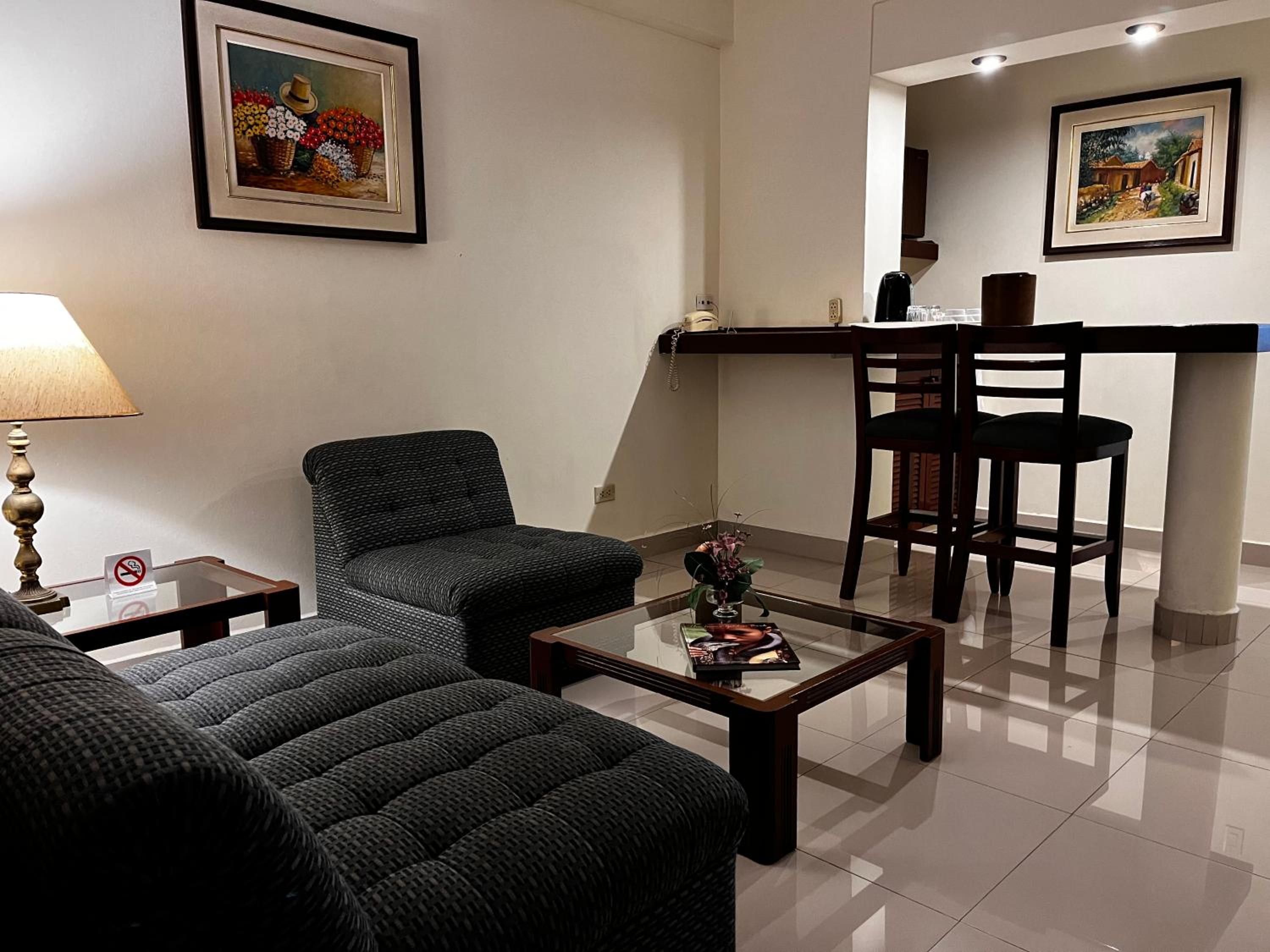 Single Room with Queen Bed photo 2