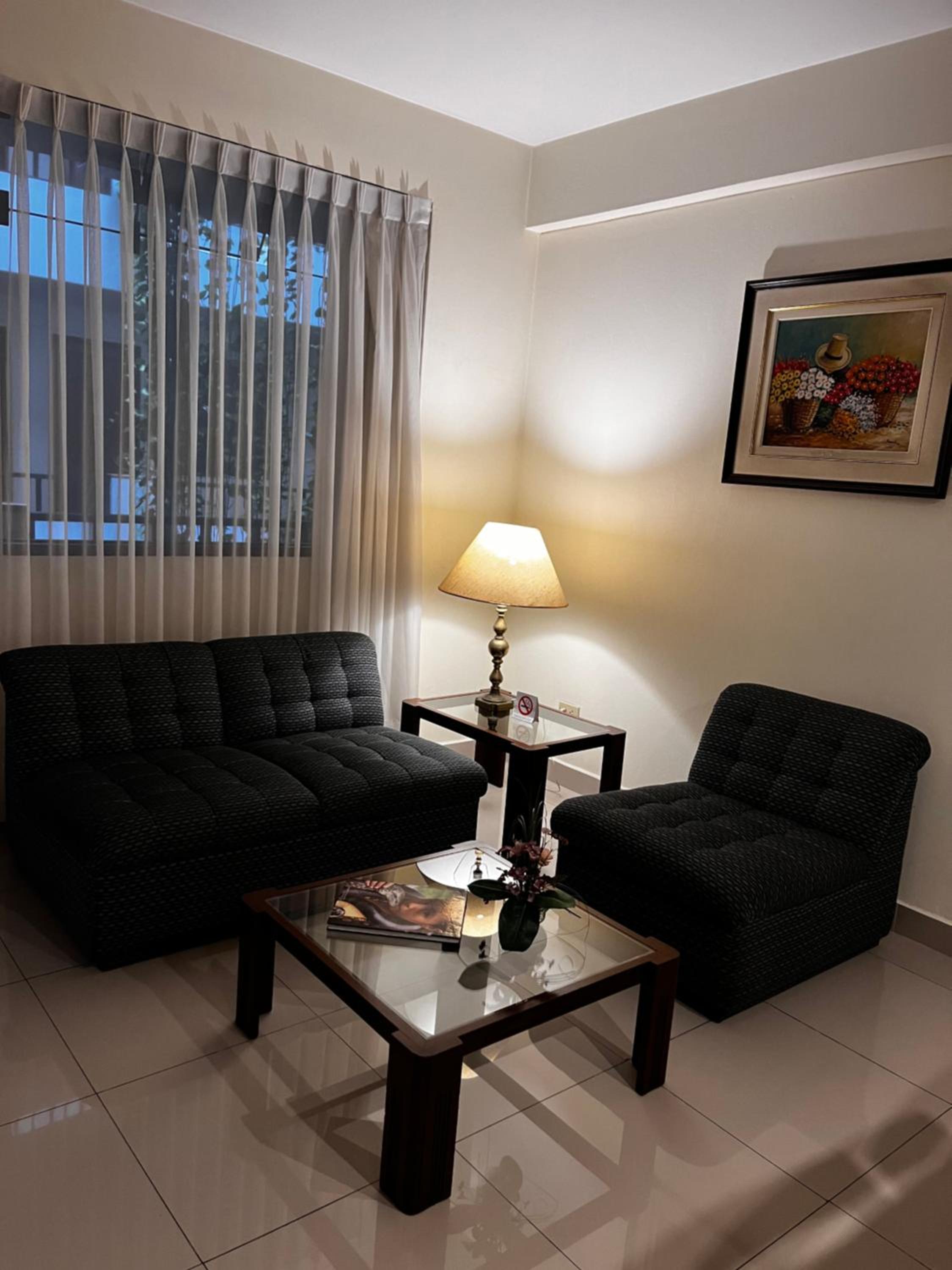 Single Room with Queen Bed photo 3
