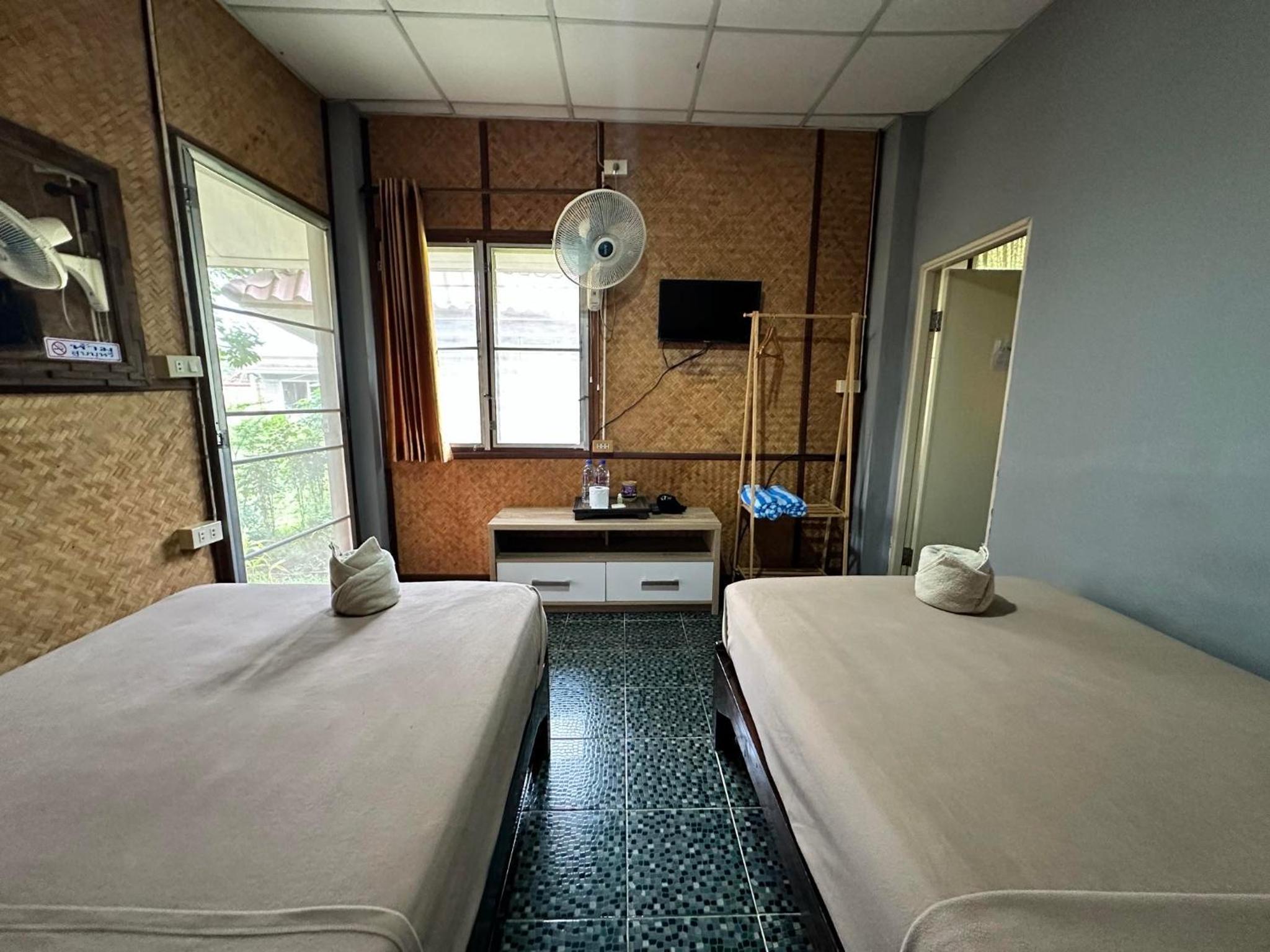 Twin Room - Photo 10