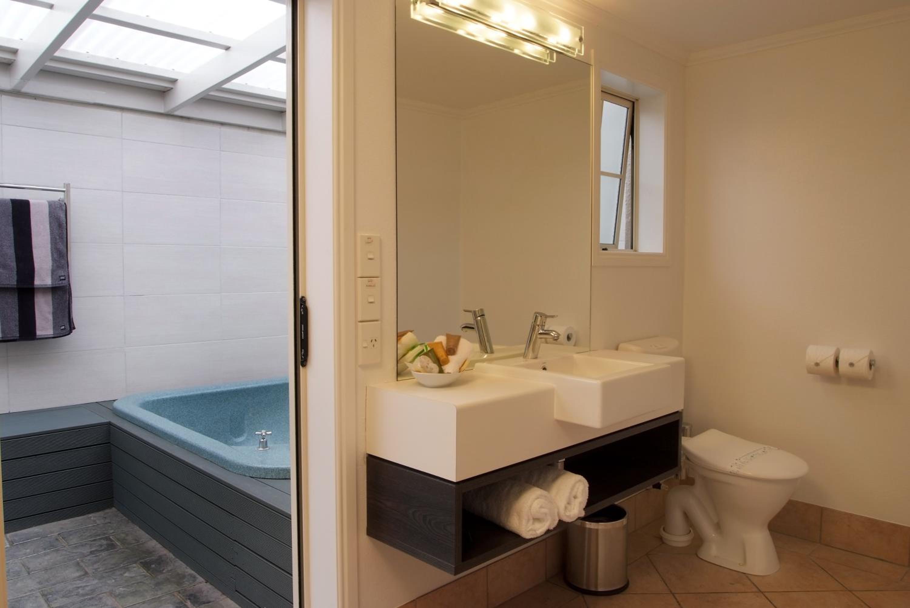 Executive Studio with Spa Pool - Photo 9