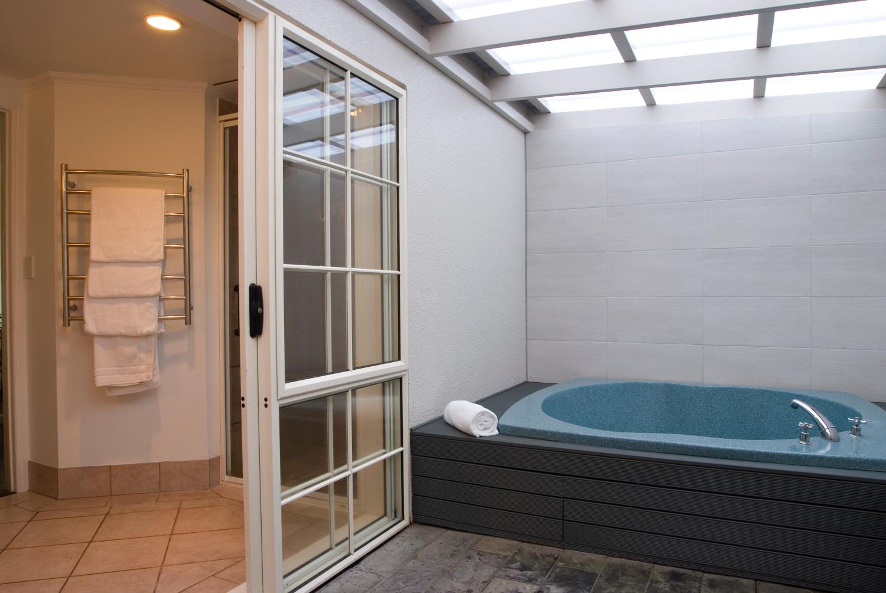 Family One Bedroom Suite with Spa Pool - Photo 5