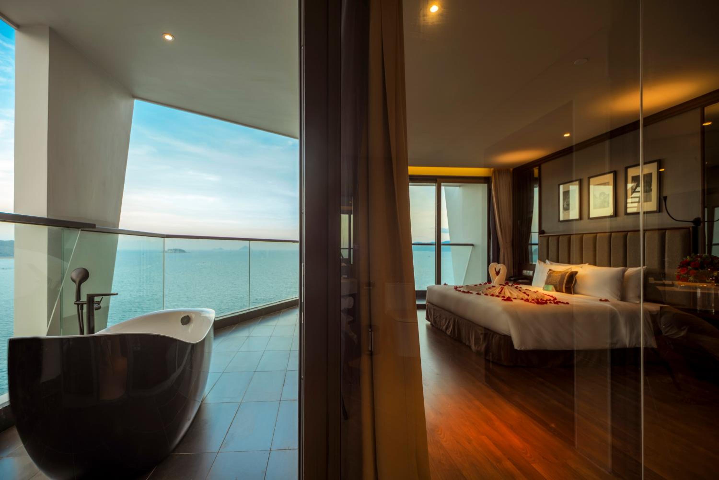 Pacific Double Room with Ocean View and Private Balcony Bathtub