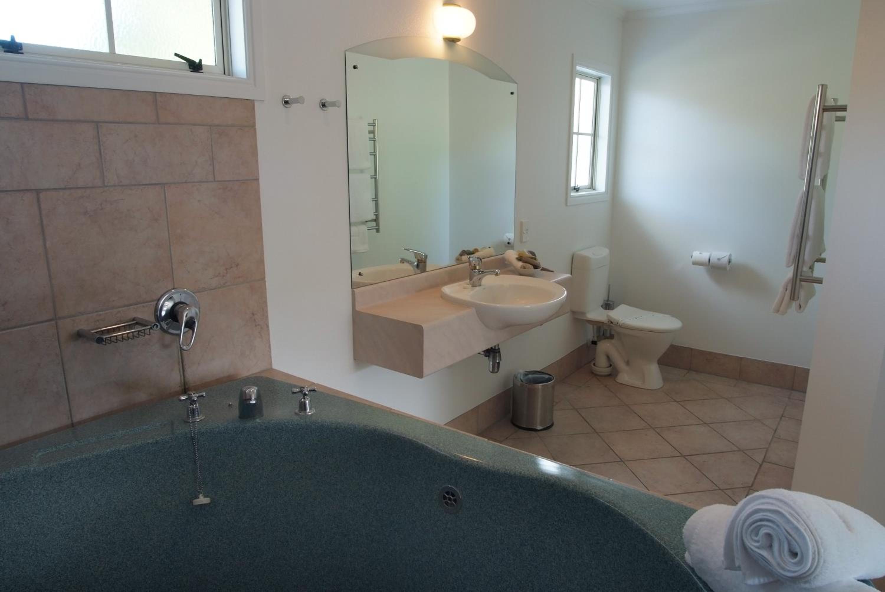 Family One Bedroom Suite with Spa Pool - Photo 4