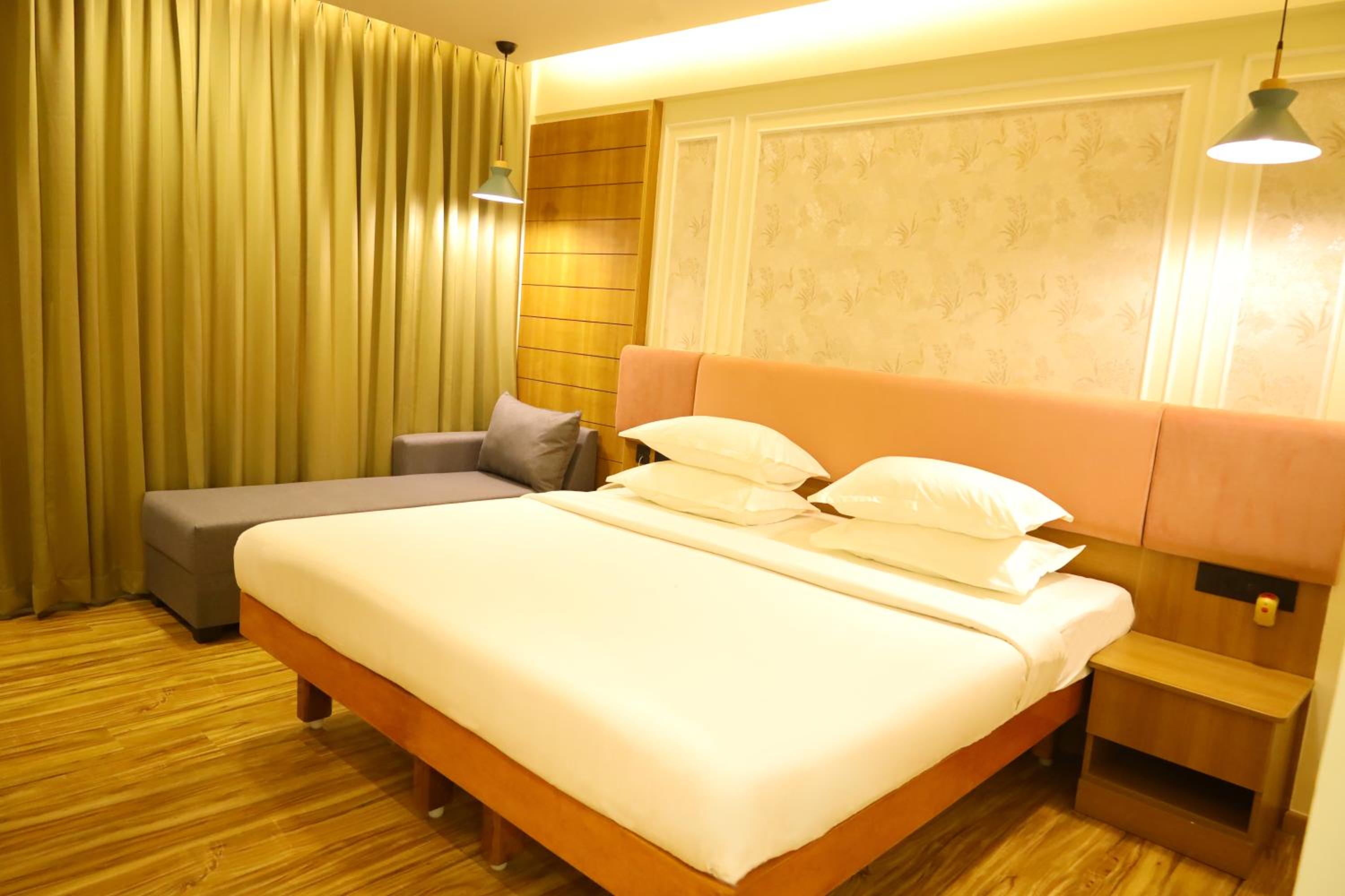Suite - Photo 13