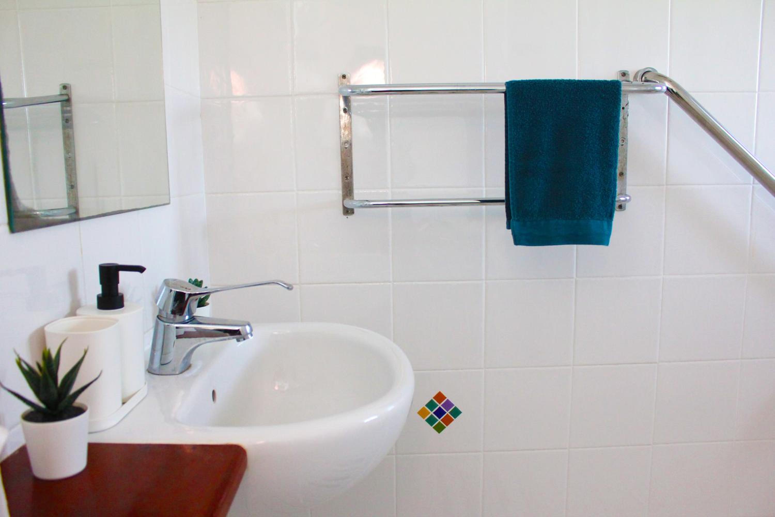 Twin Room - Disability Access - Photo 6