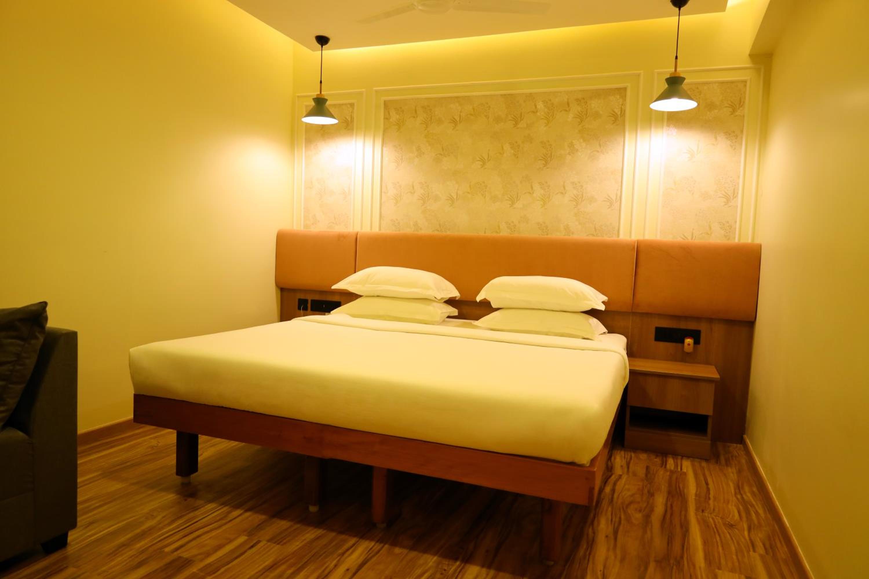 Suite - Photo 1