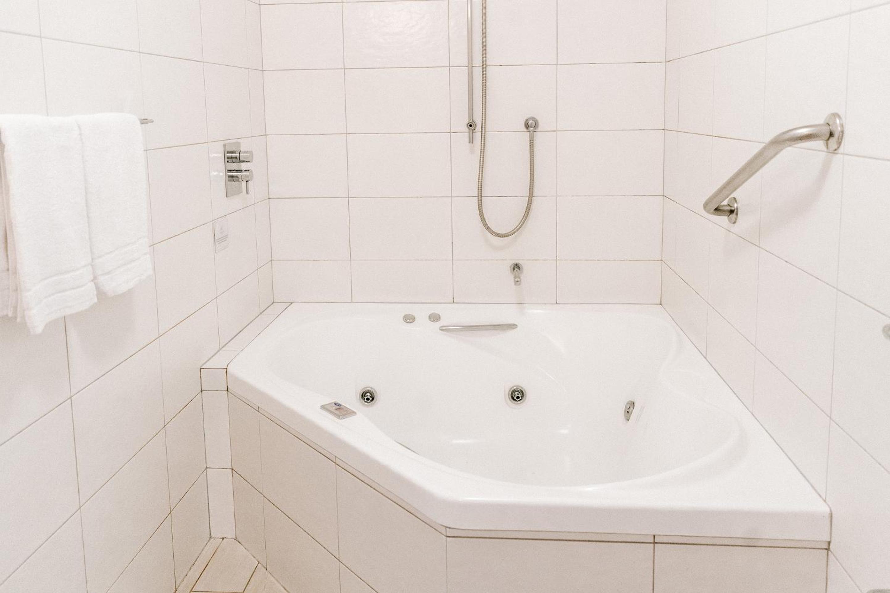 Two Bedroom Urban Apartment (Apt 11)  - Photo 4