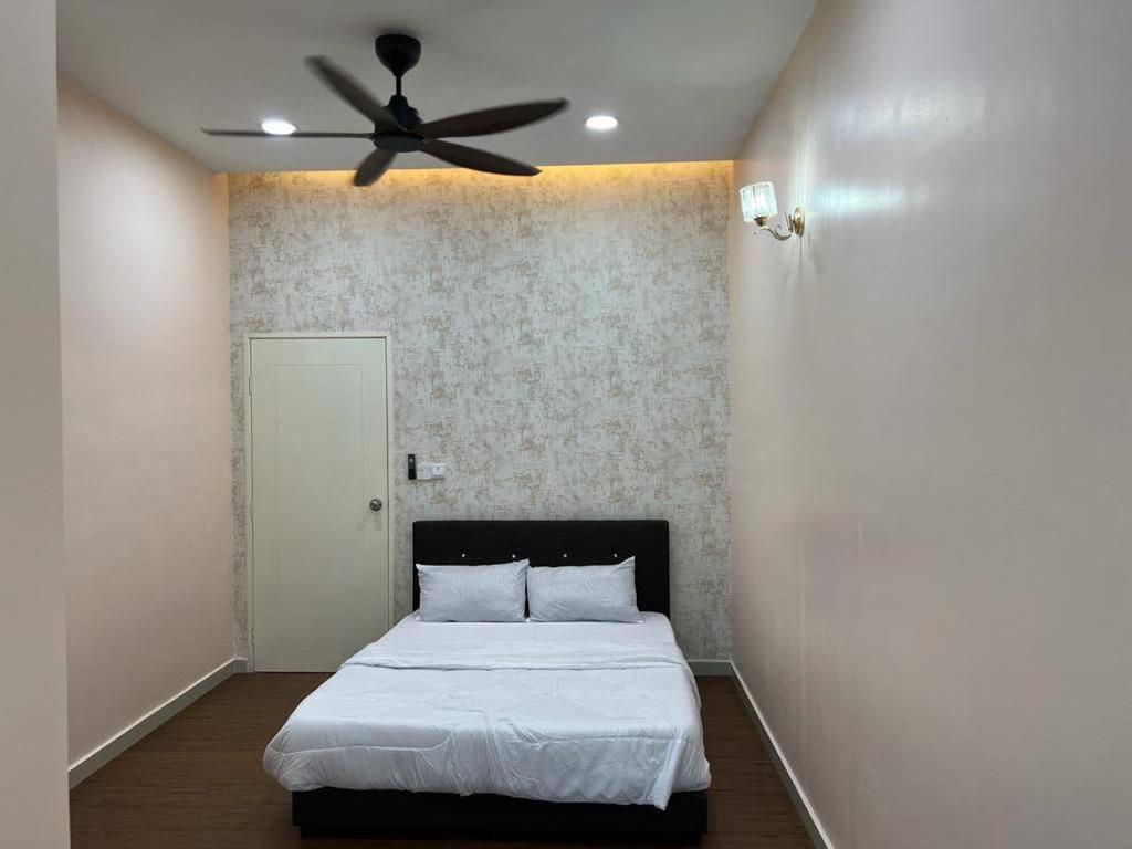 Four-Bedroom House photo 2