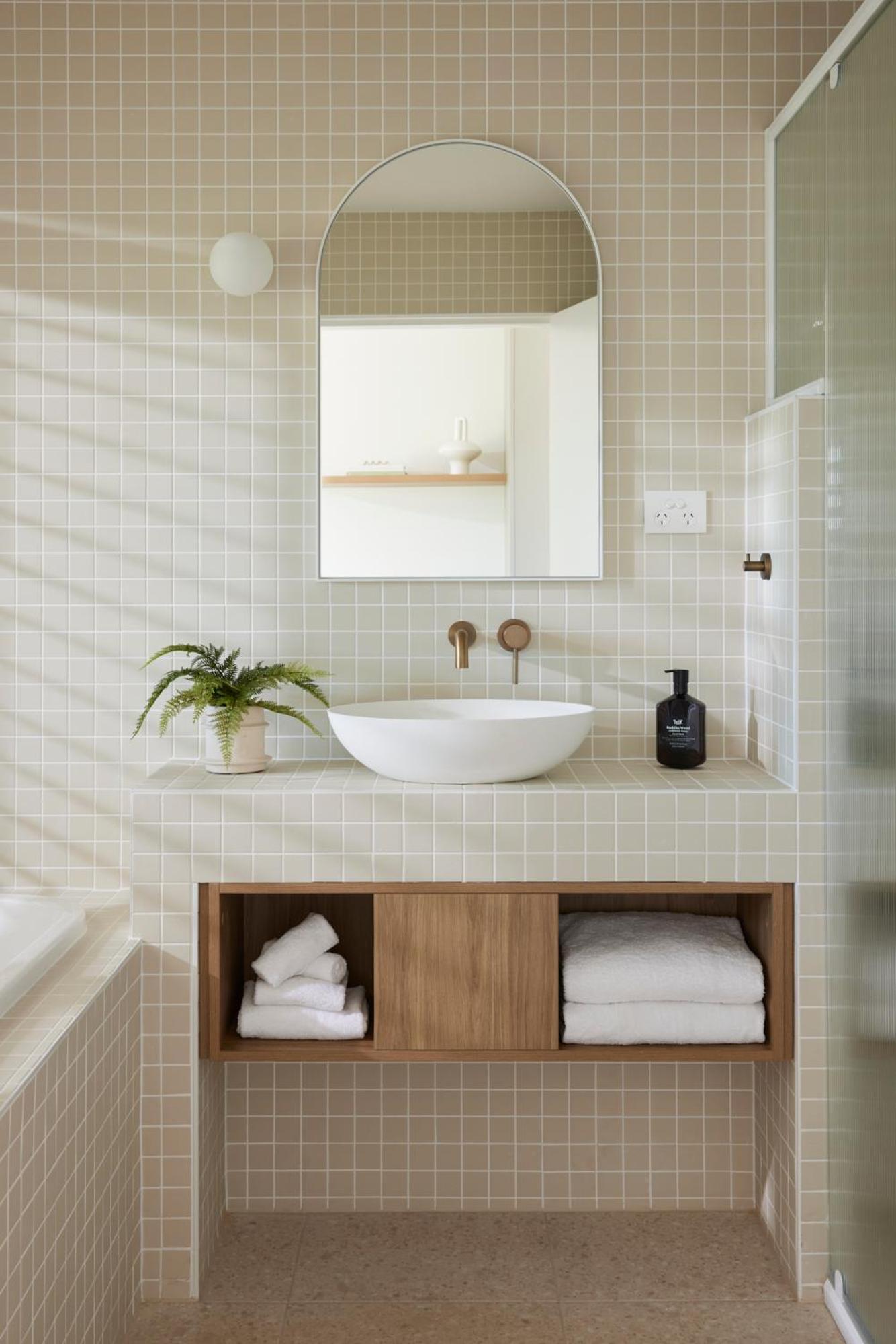 Deluxe Double Room with Bath - Photo 5