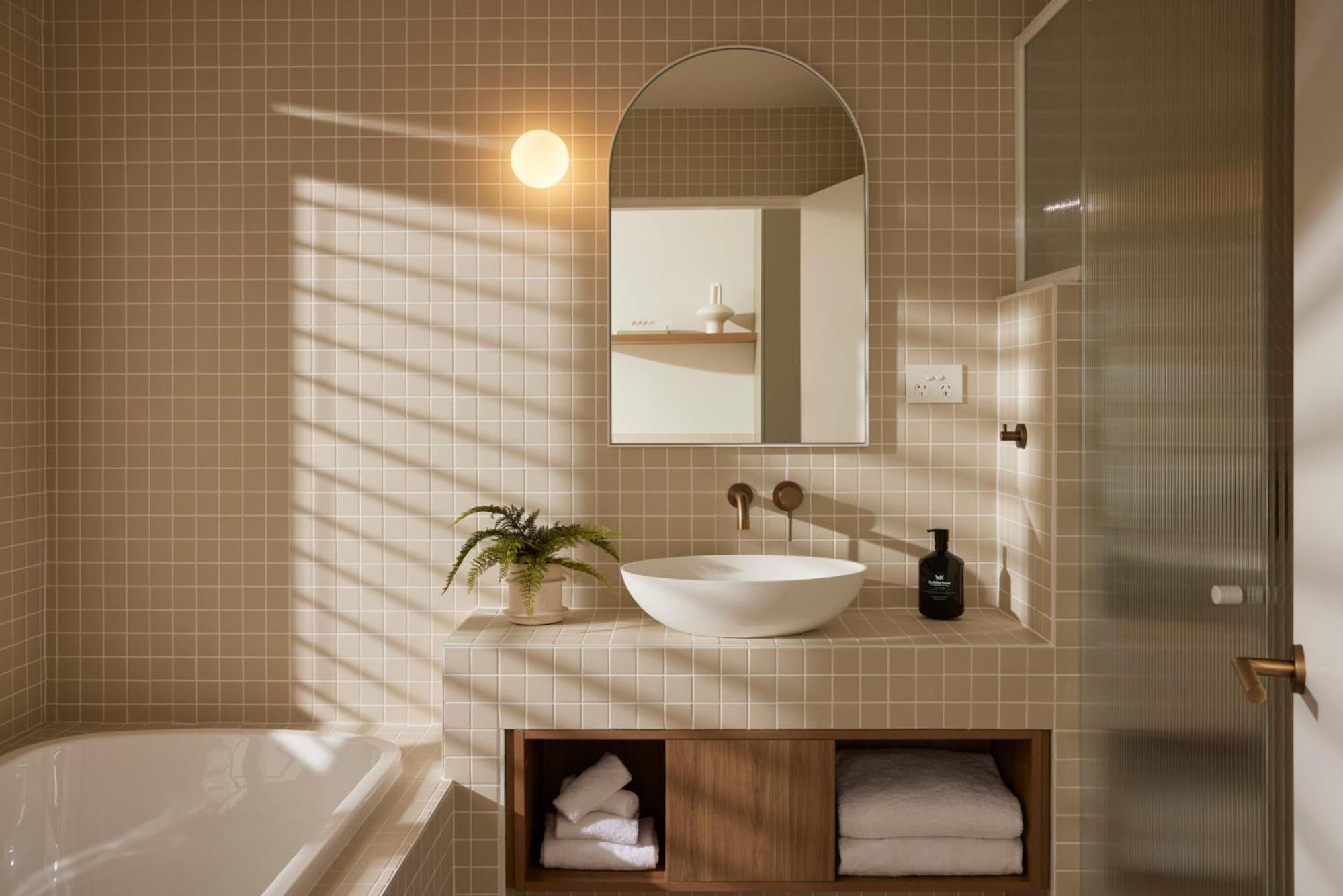 Deluxe Double Room with Bath - Photo 16