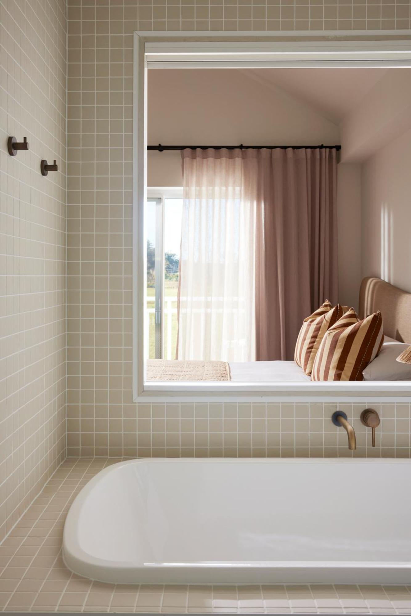 Deluxe Double Room with Bath - Photo 13
