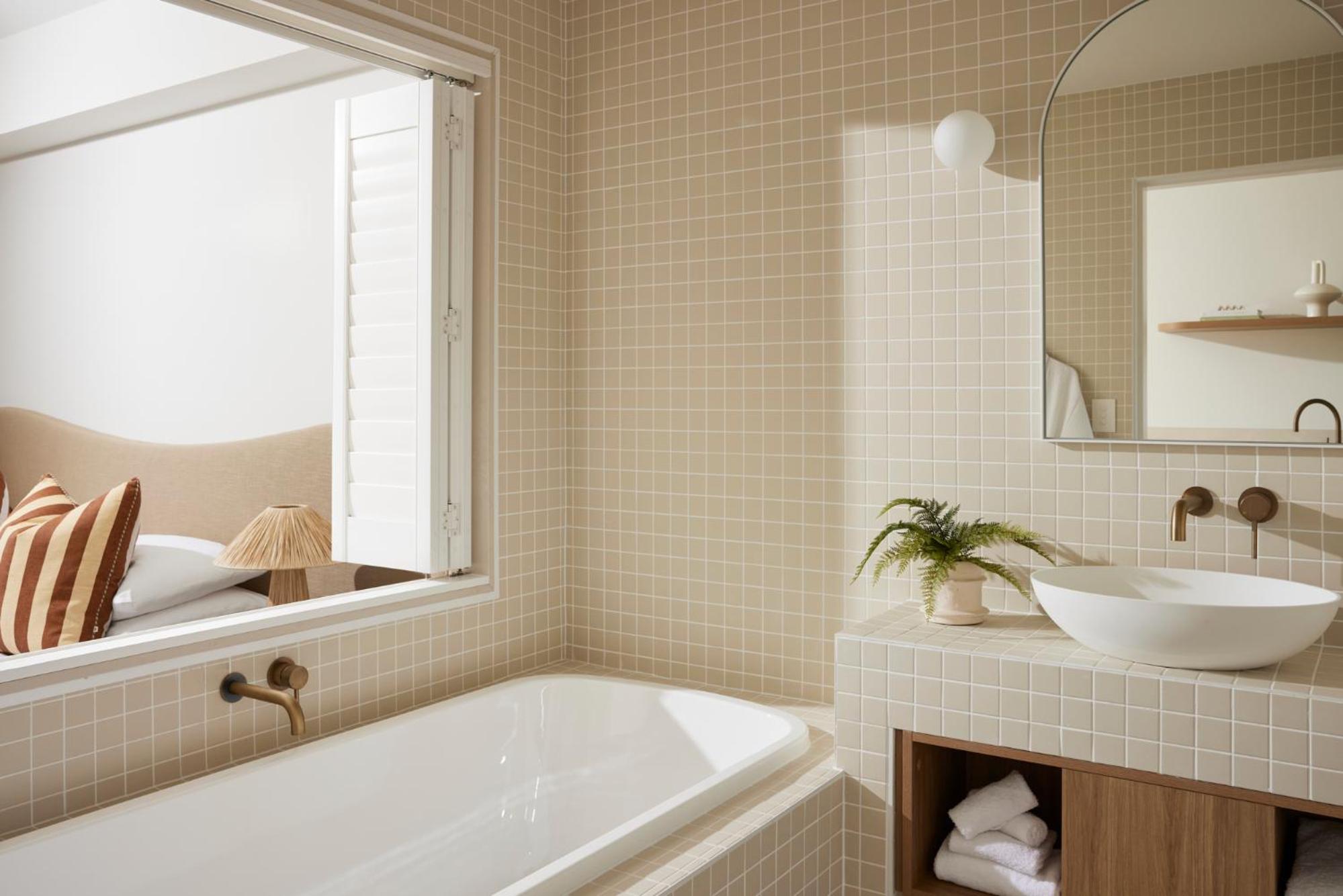 Deluxe Double Room with Bath - Photo 17