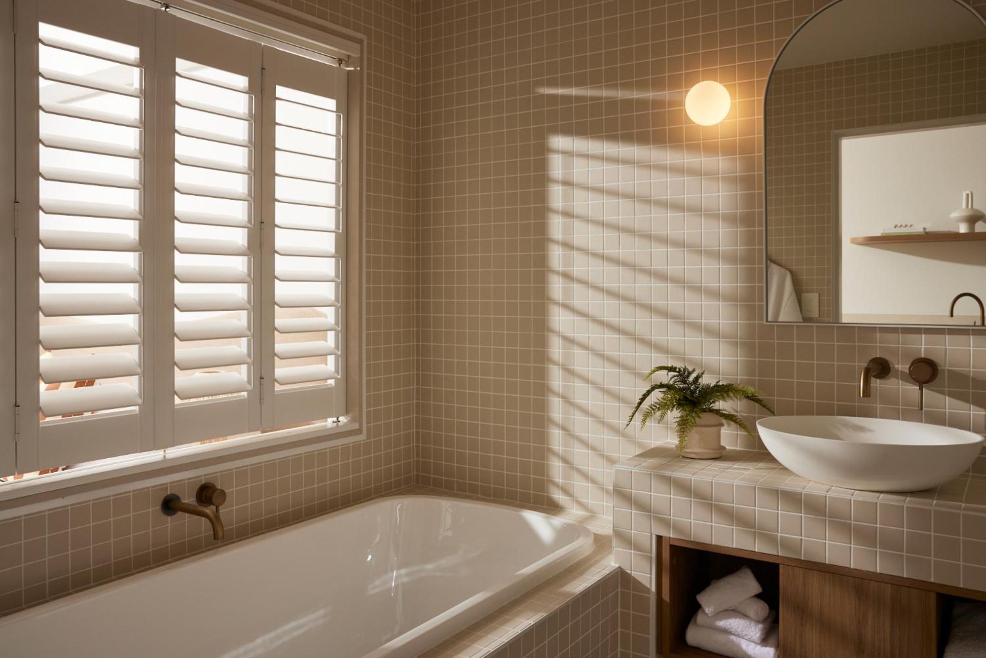 Deluxe Double Room with Bath - Photo 7