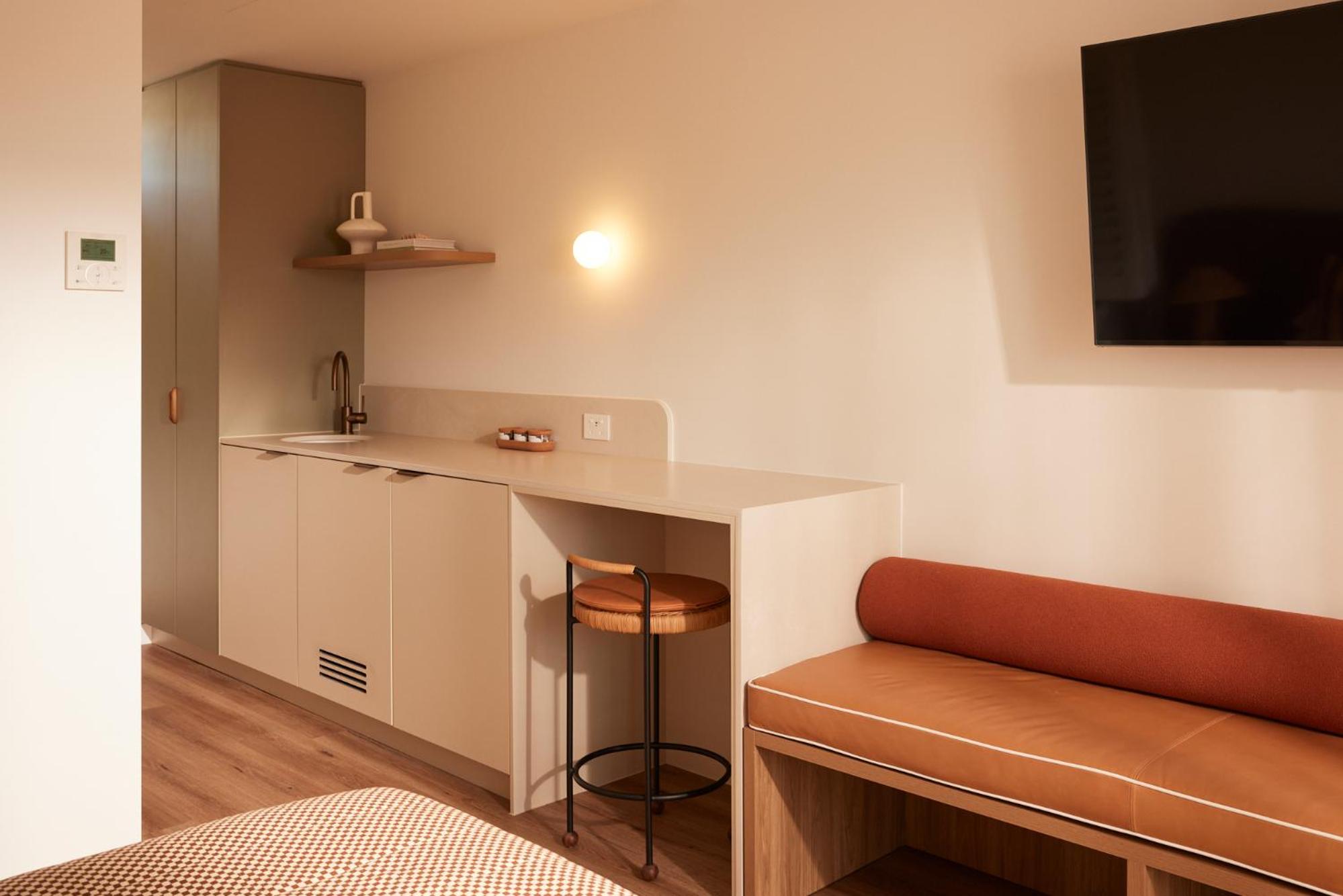 Deluxe Double Room with Bath - Photo 14