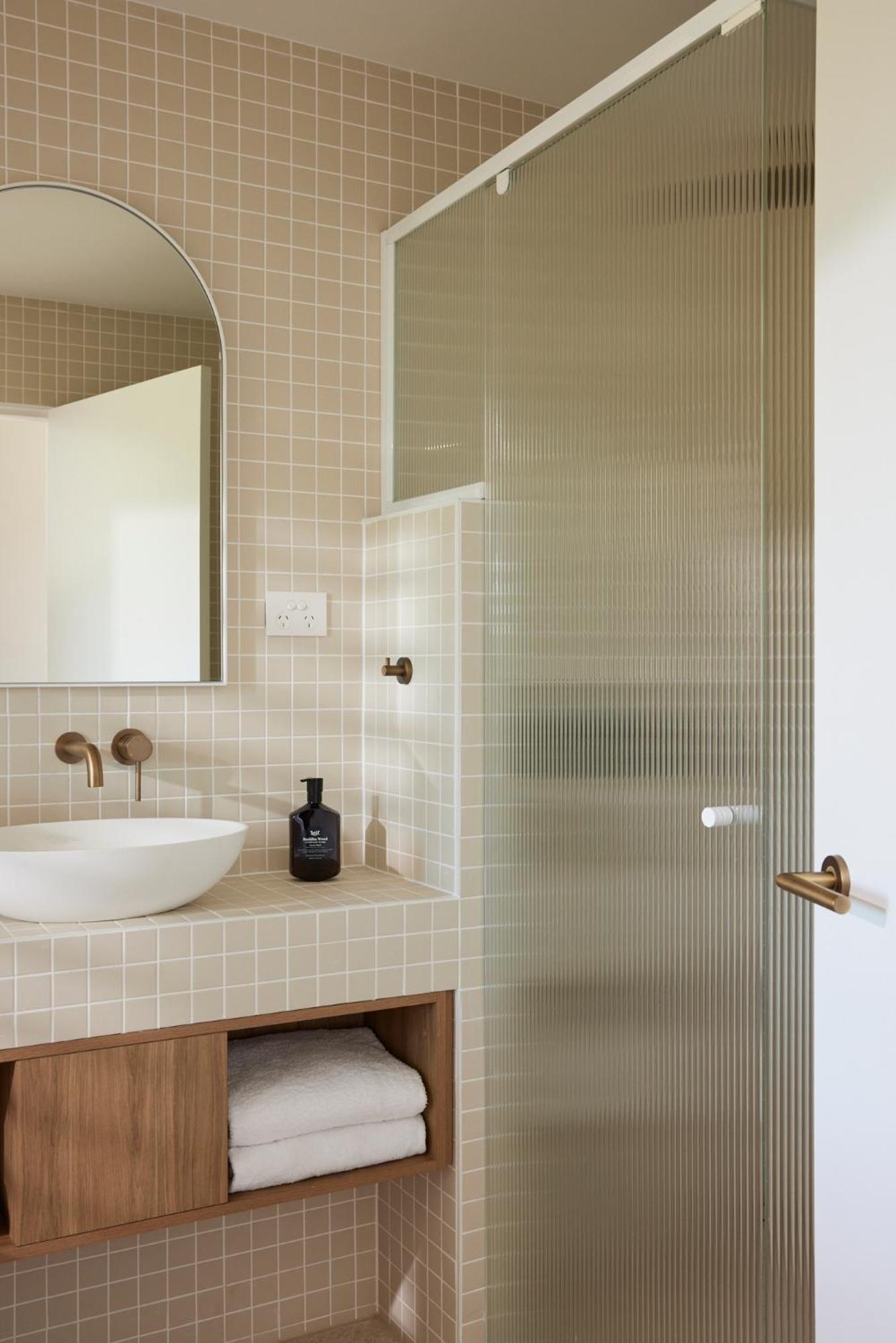 Deluxe Double Room with Bath - Photo 8