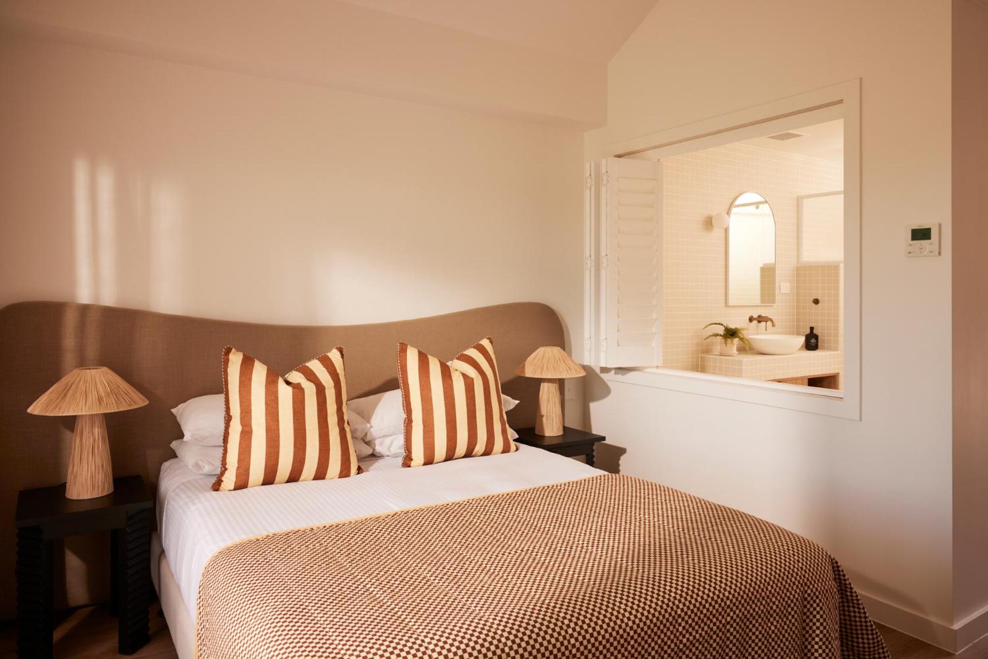 Deluxe Double Room with Bath - Photo 1