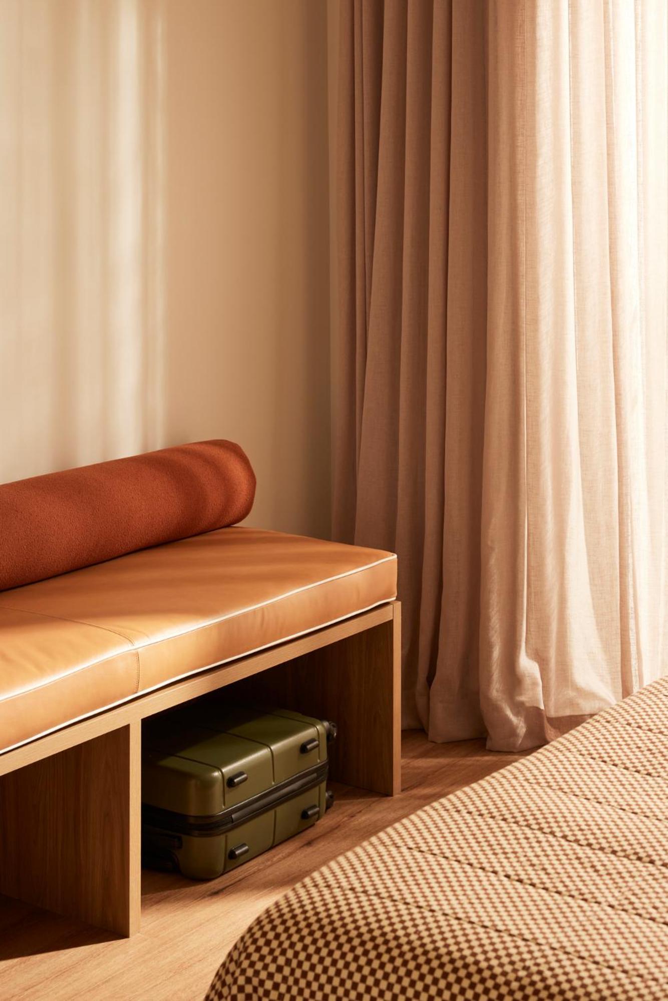 Deluxe Double Room with Bath - Photo 10