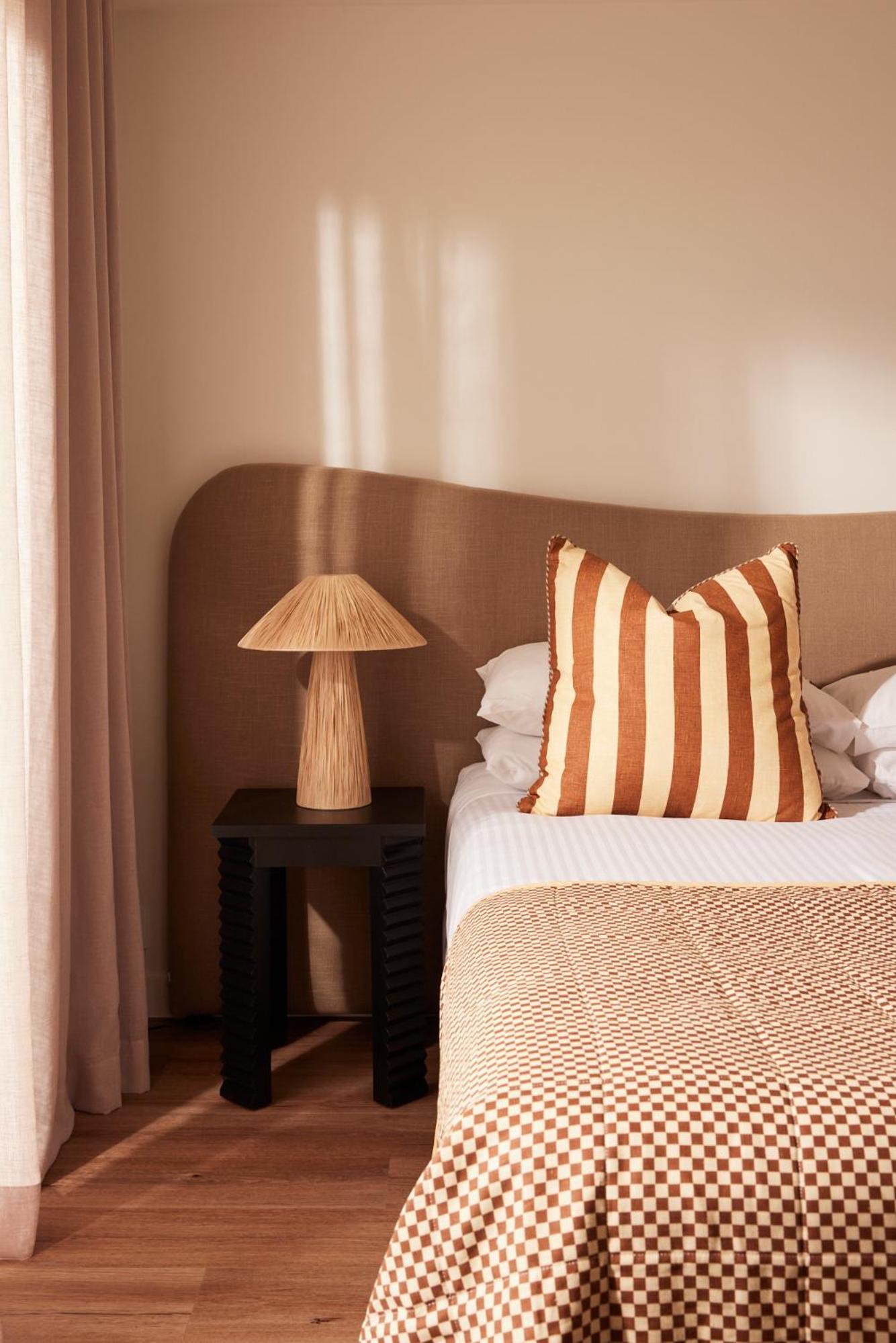 Deluxe Double Room with Bath - Photo 11