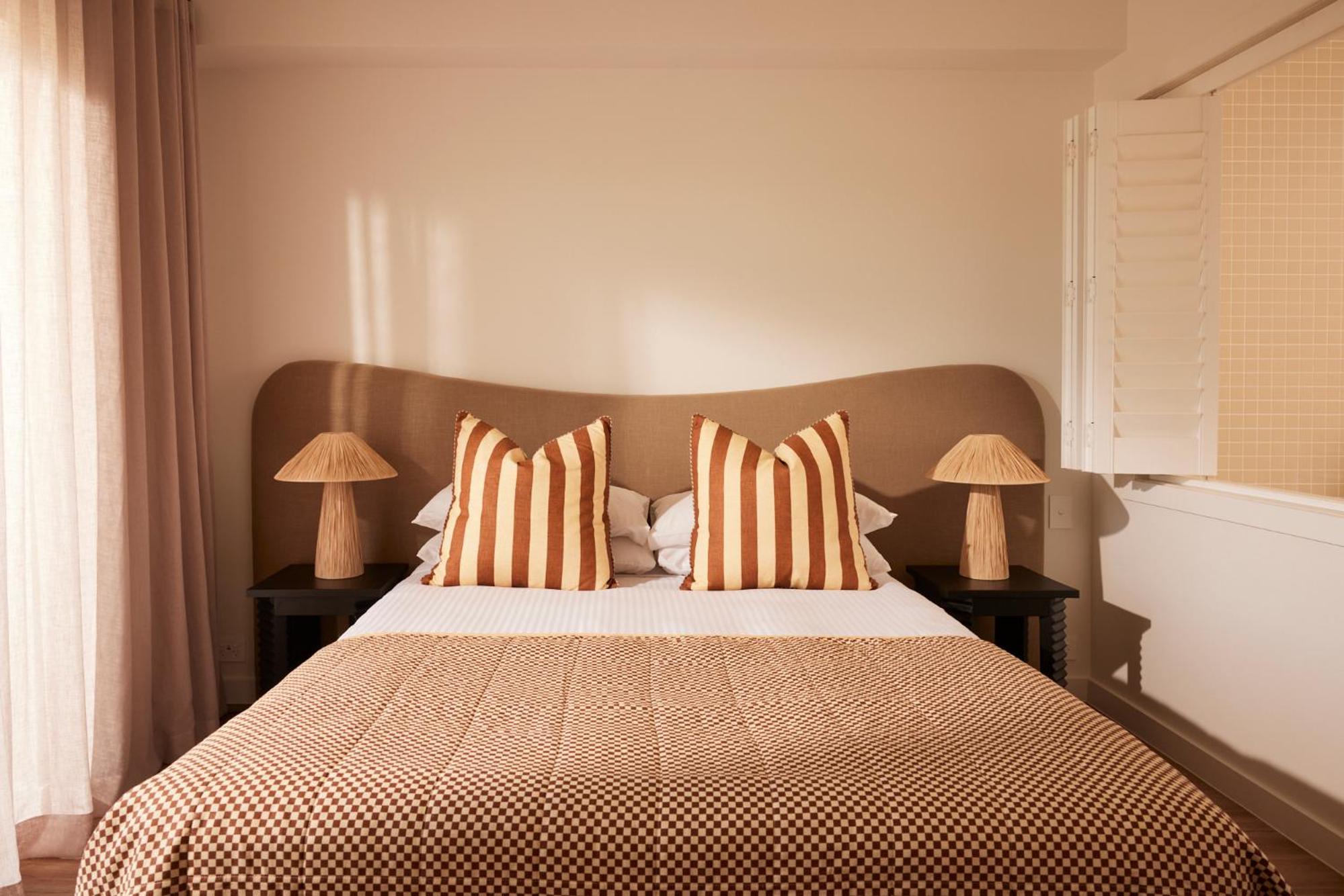 Deluxe Double Room with Bath - Photo 3