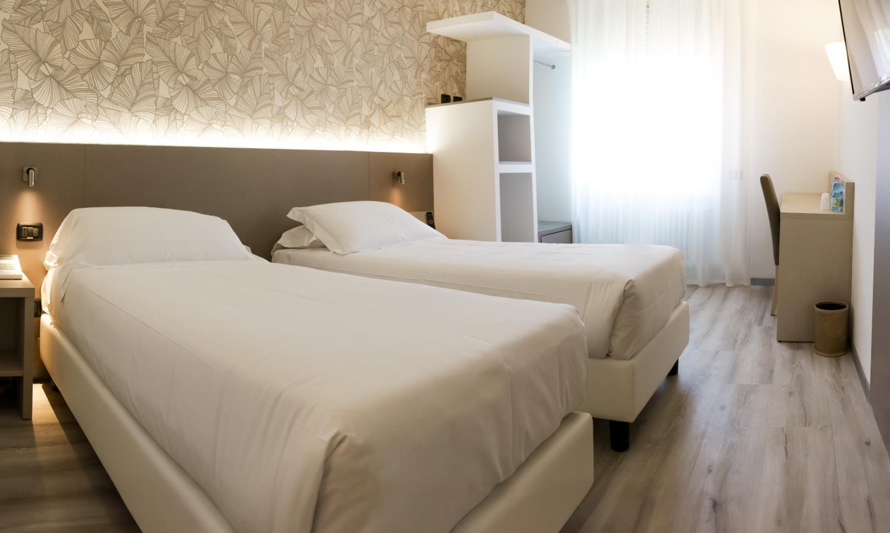Business Twin Room - Photo 4
