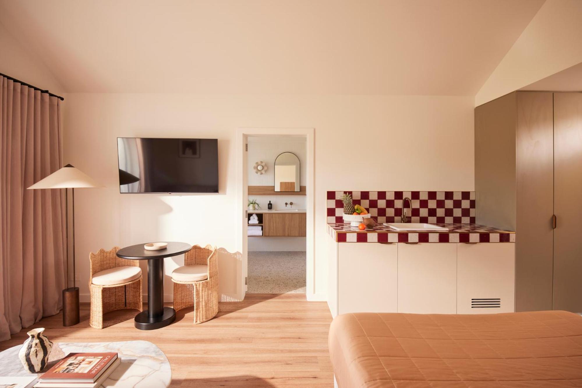 Executive Suite - Photo 6