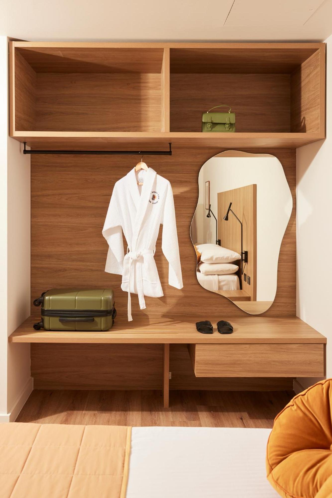 Executive Suite - Photo 8