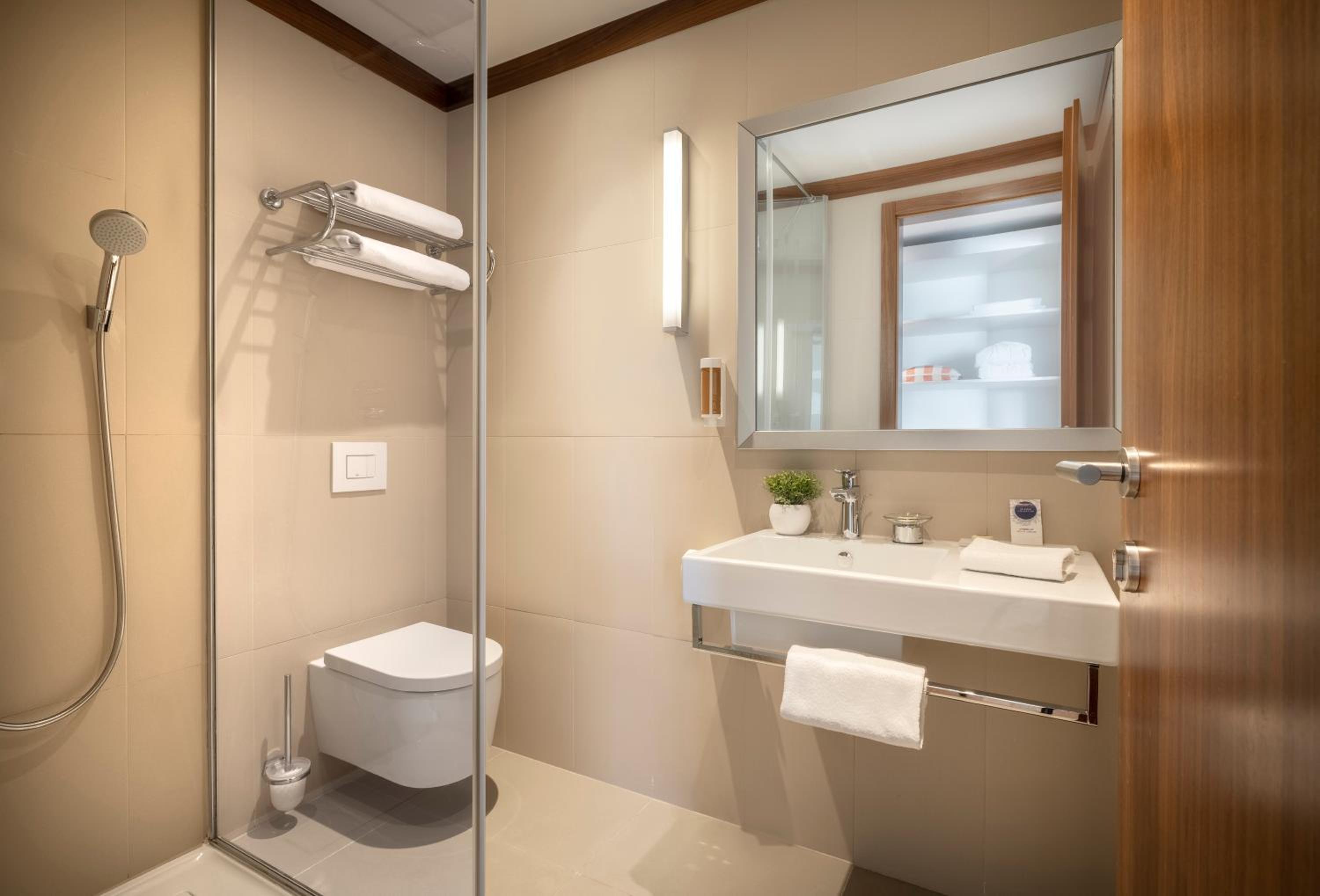 V Level Suite for 2+2 with Jacuzzi