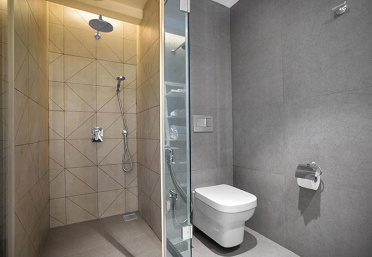 Deluxe Room with Balcony - Photo 7