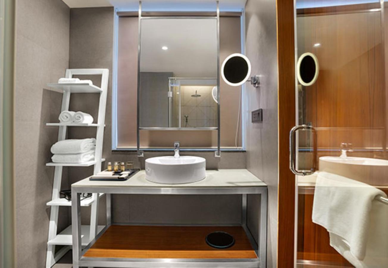 Deluxe Room with Balcony - Photo 8