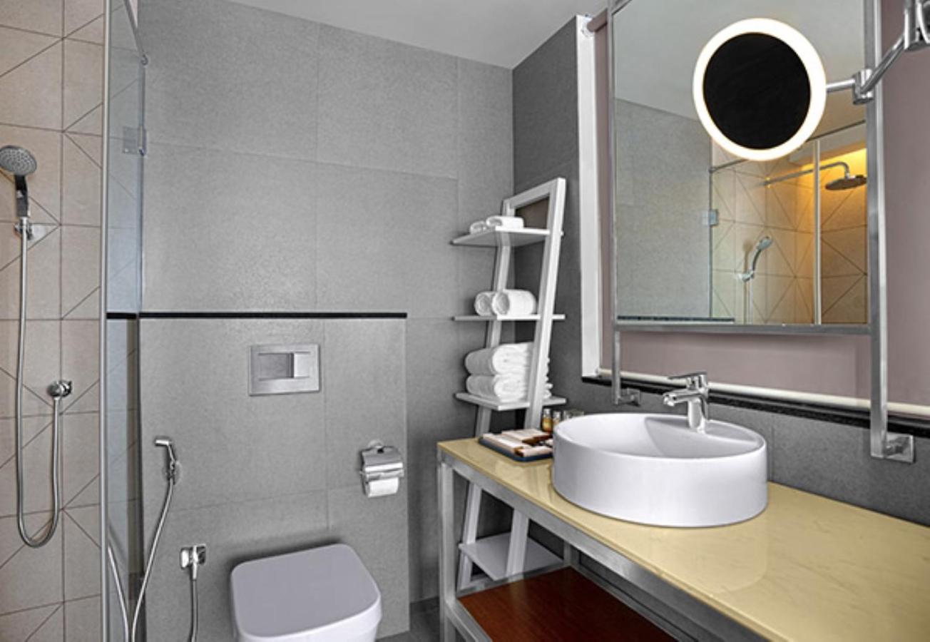 Deluxe Room with Balcony - Photo 4
