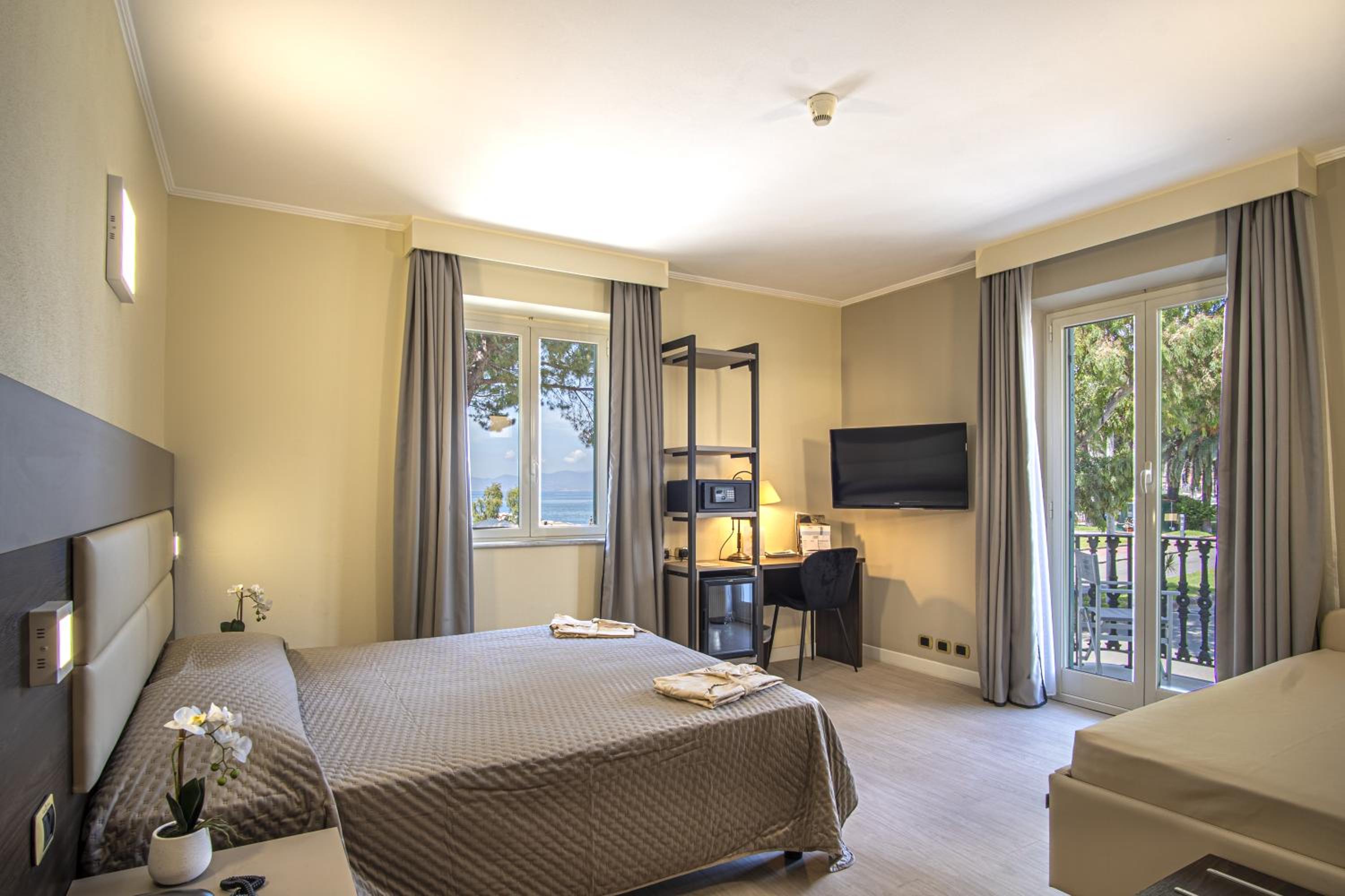 Deluxe Double Room with Partial Sea View