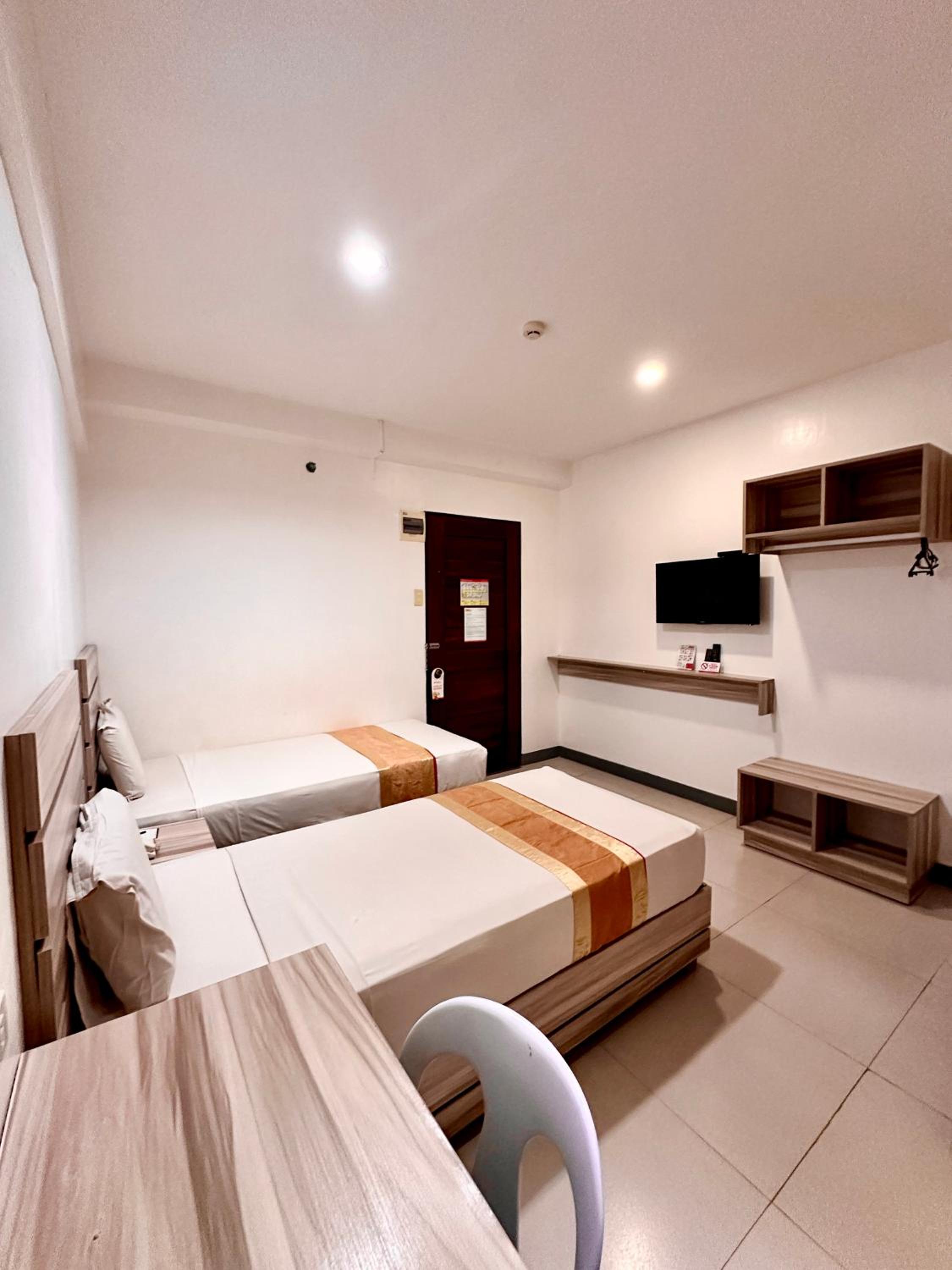 Standard Twin Room - Photo 3