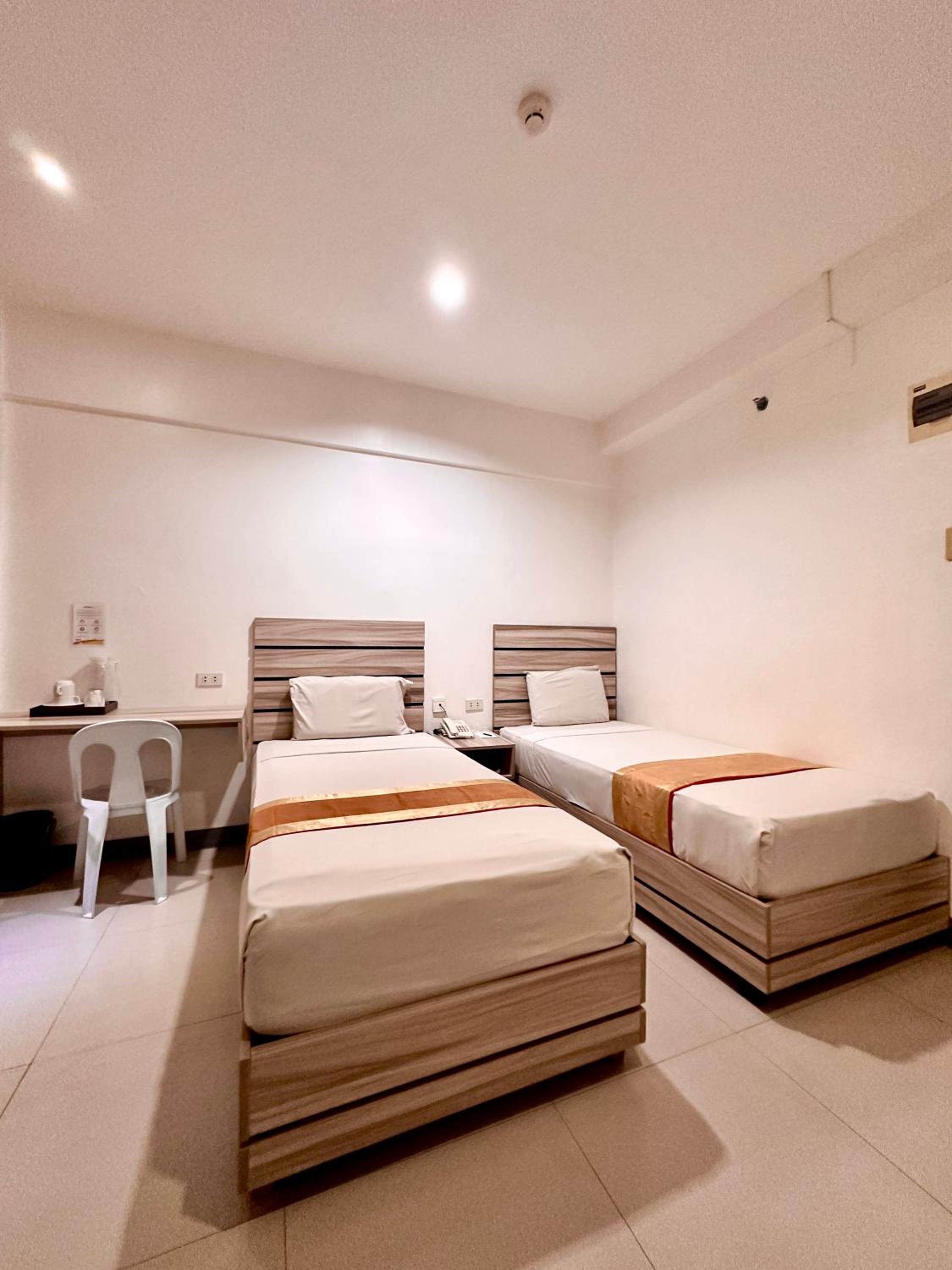 Standard Twin Room - Photo 4