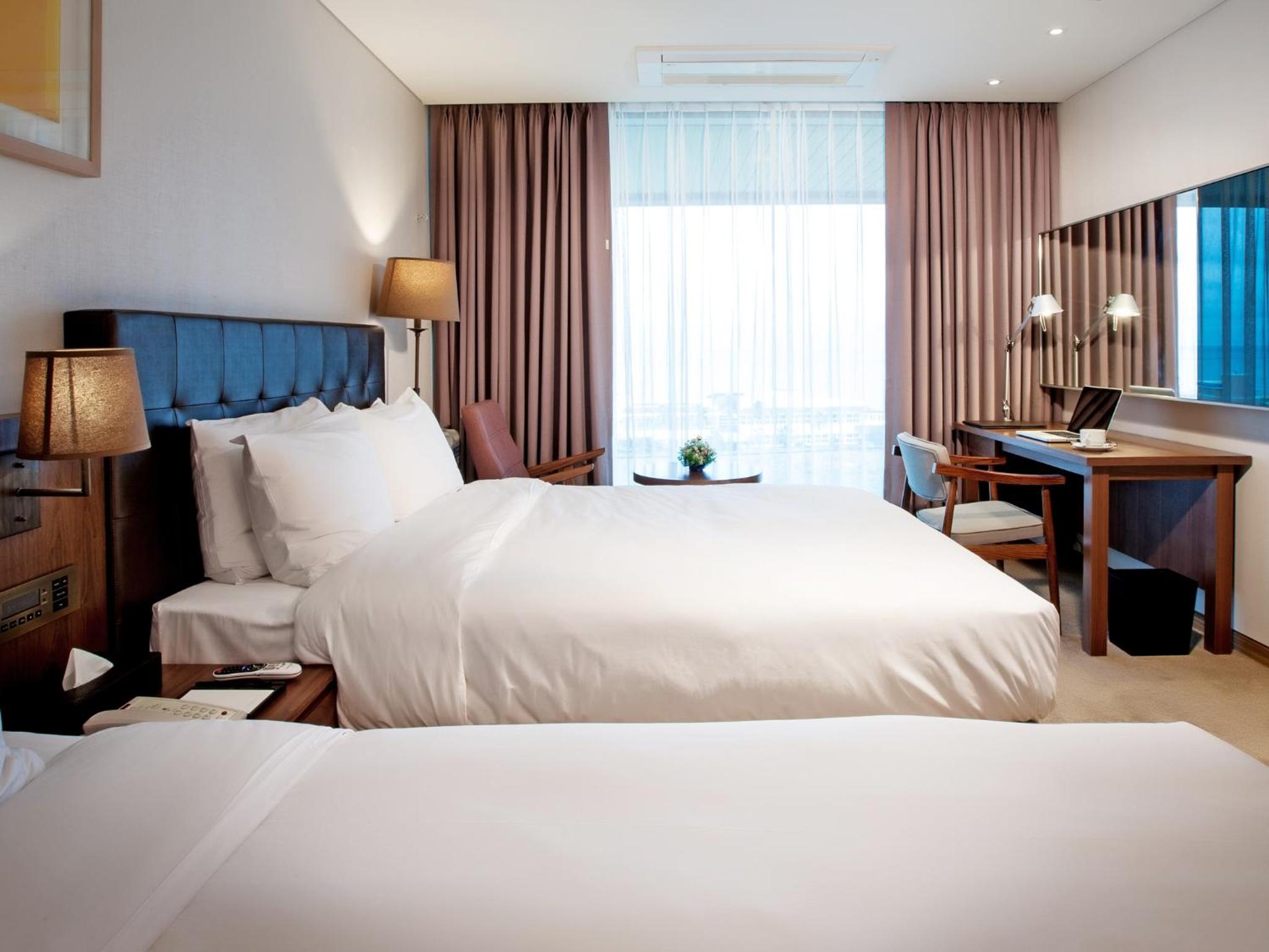 Deluxe Twin Room with City View