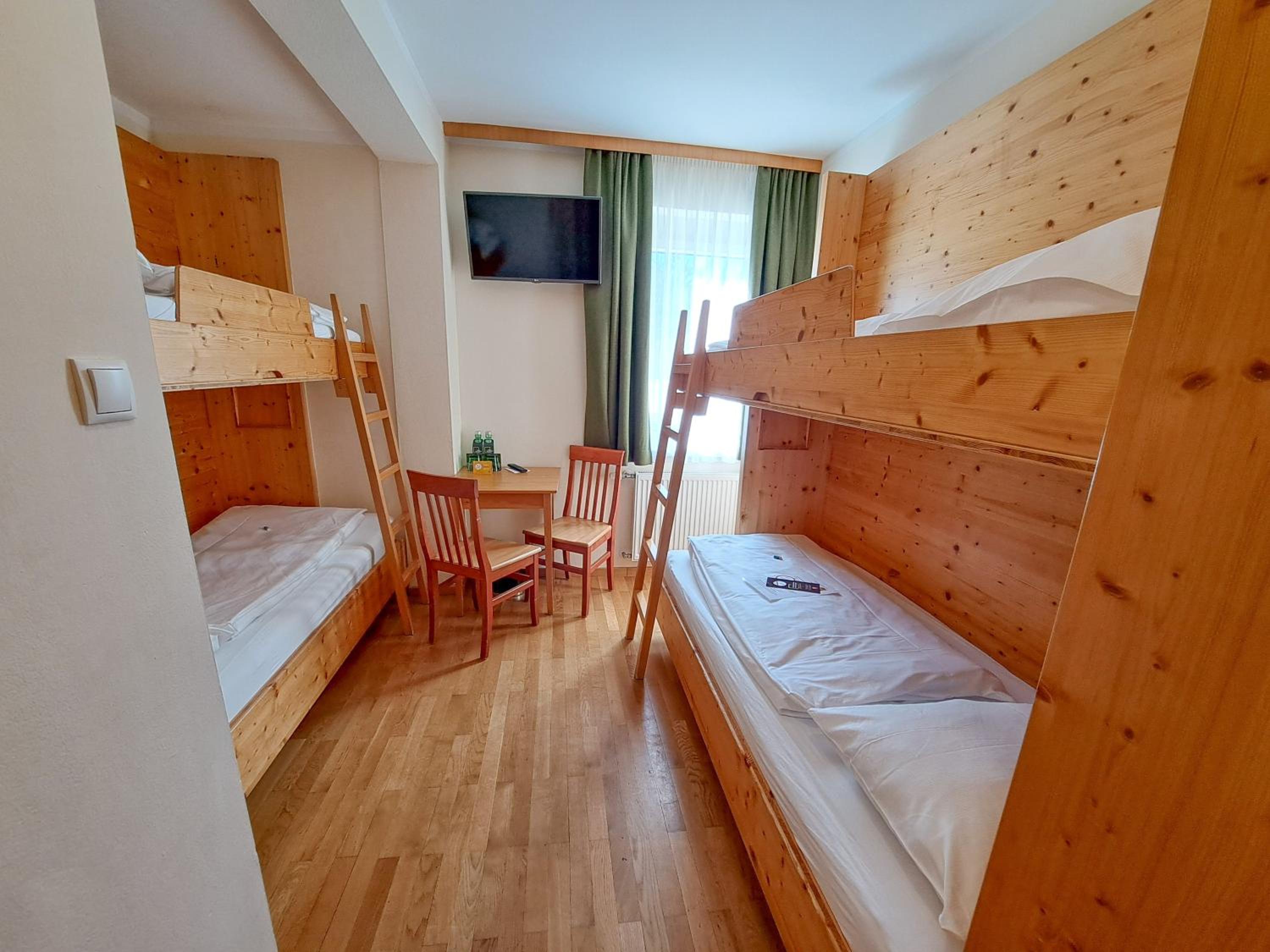 Low Budget Quadruple Room photo 1