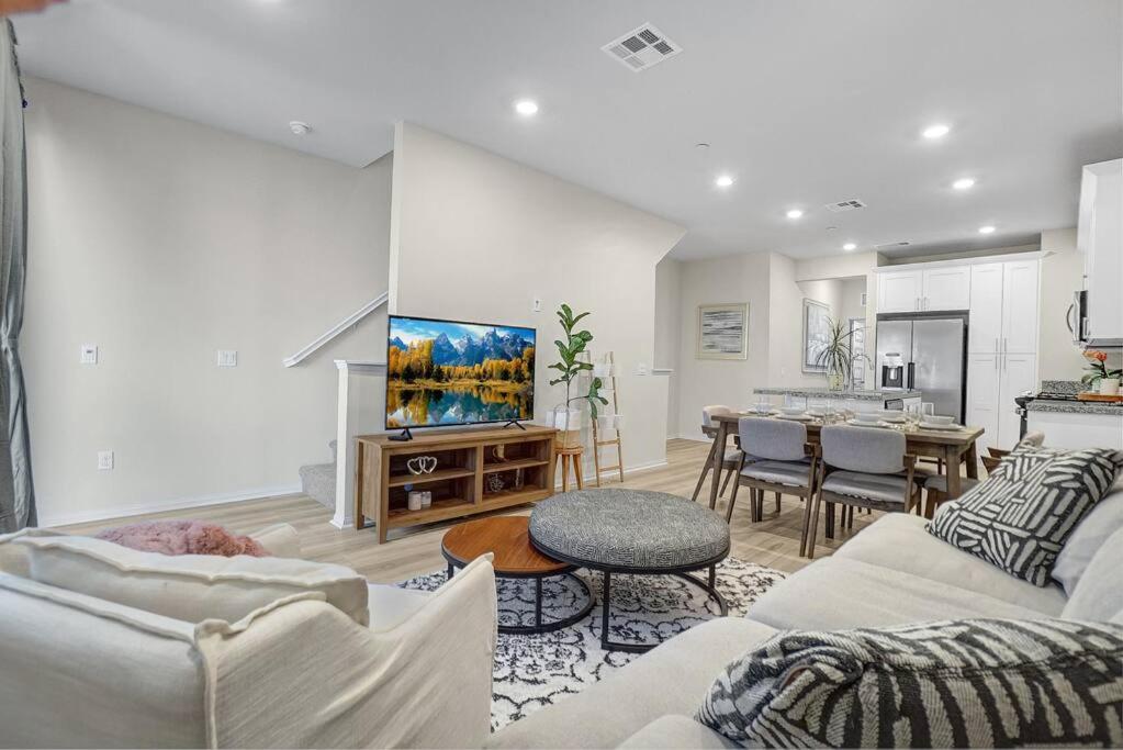 Three-Bedroom Apartment photo 1