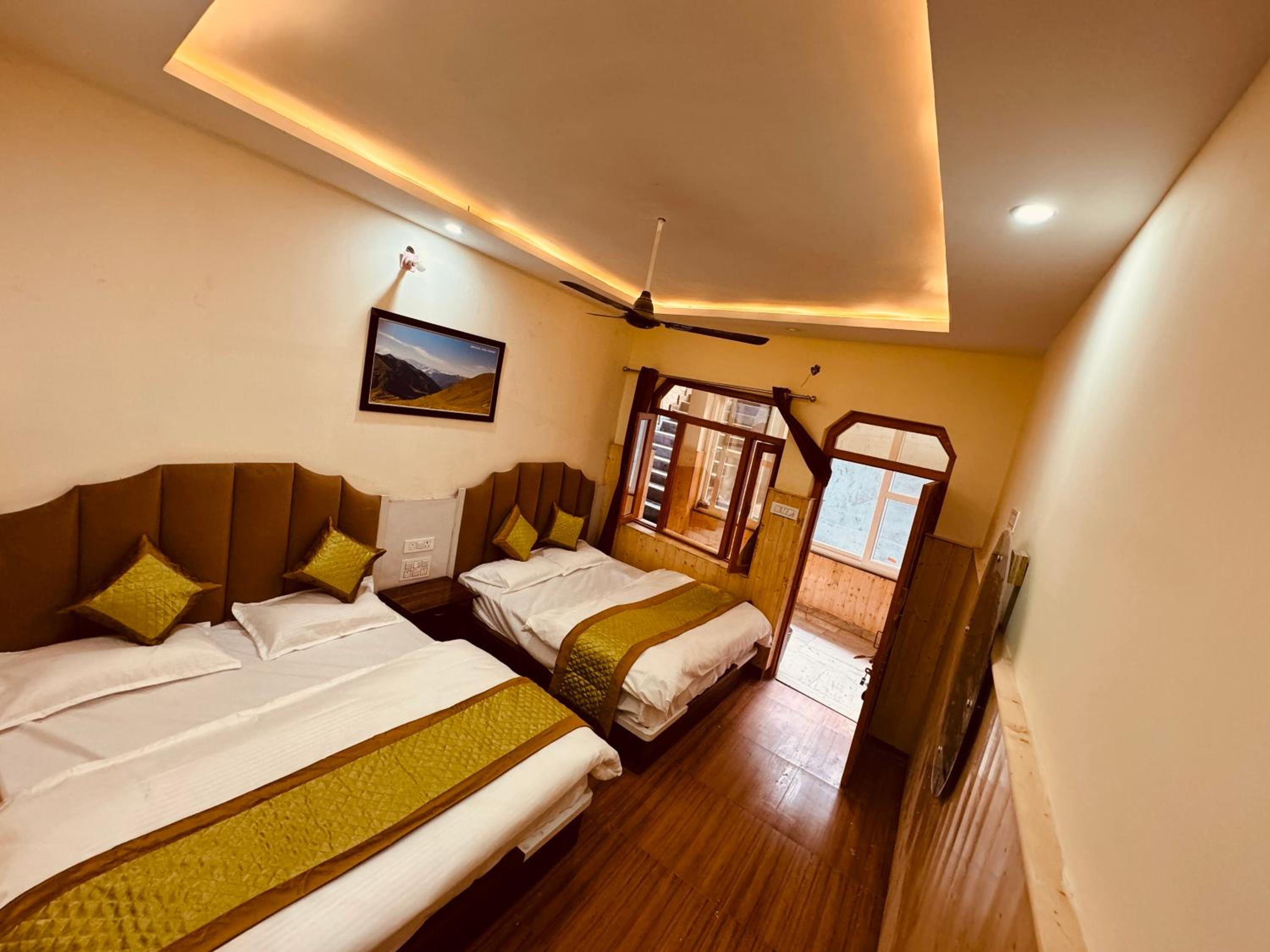 Deluxe Queen Room With Two Queen Beds photo 3
