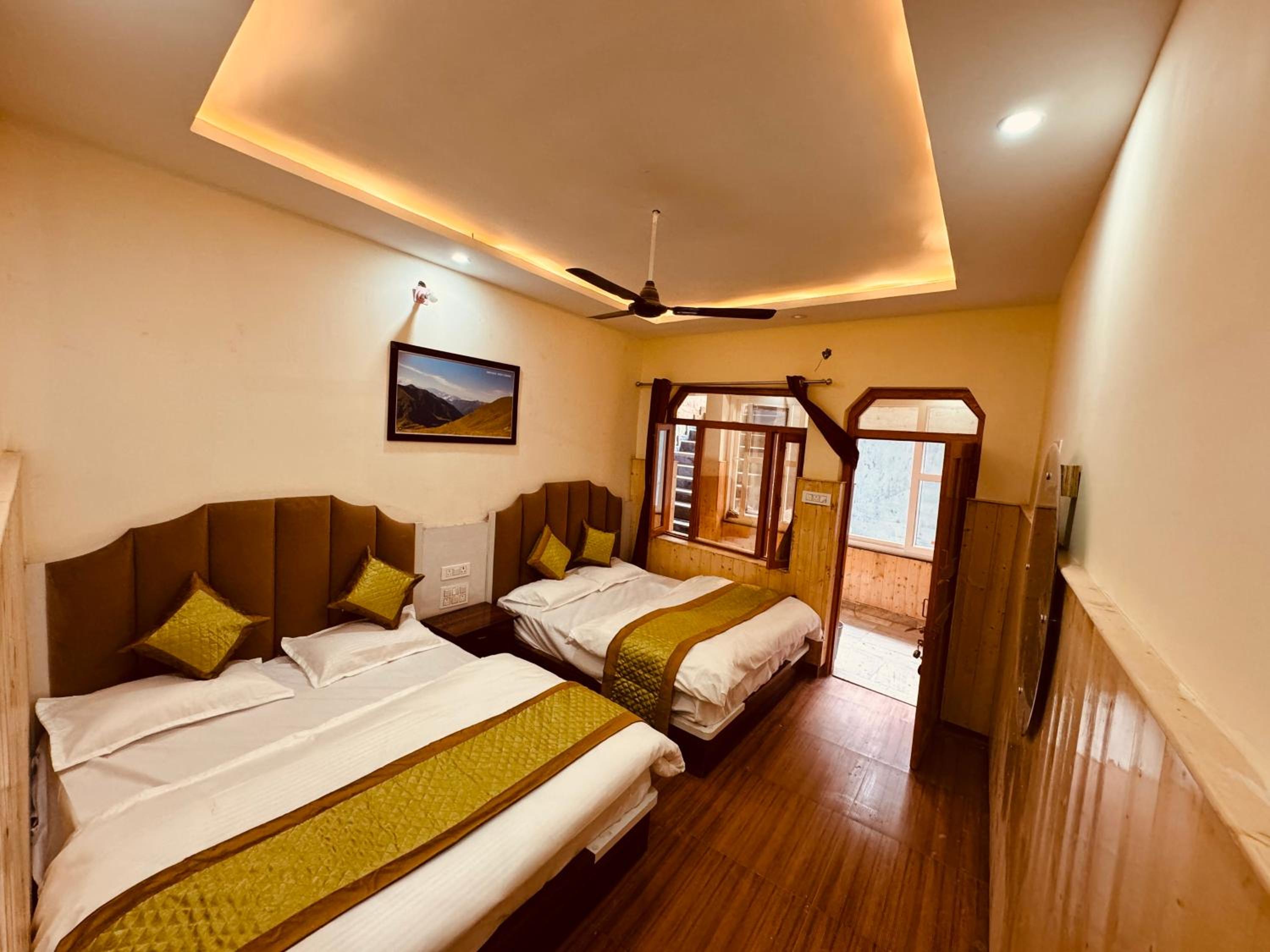 Deluxe Queen Room With Two Queen Beds photo 2