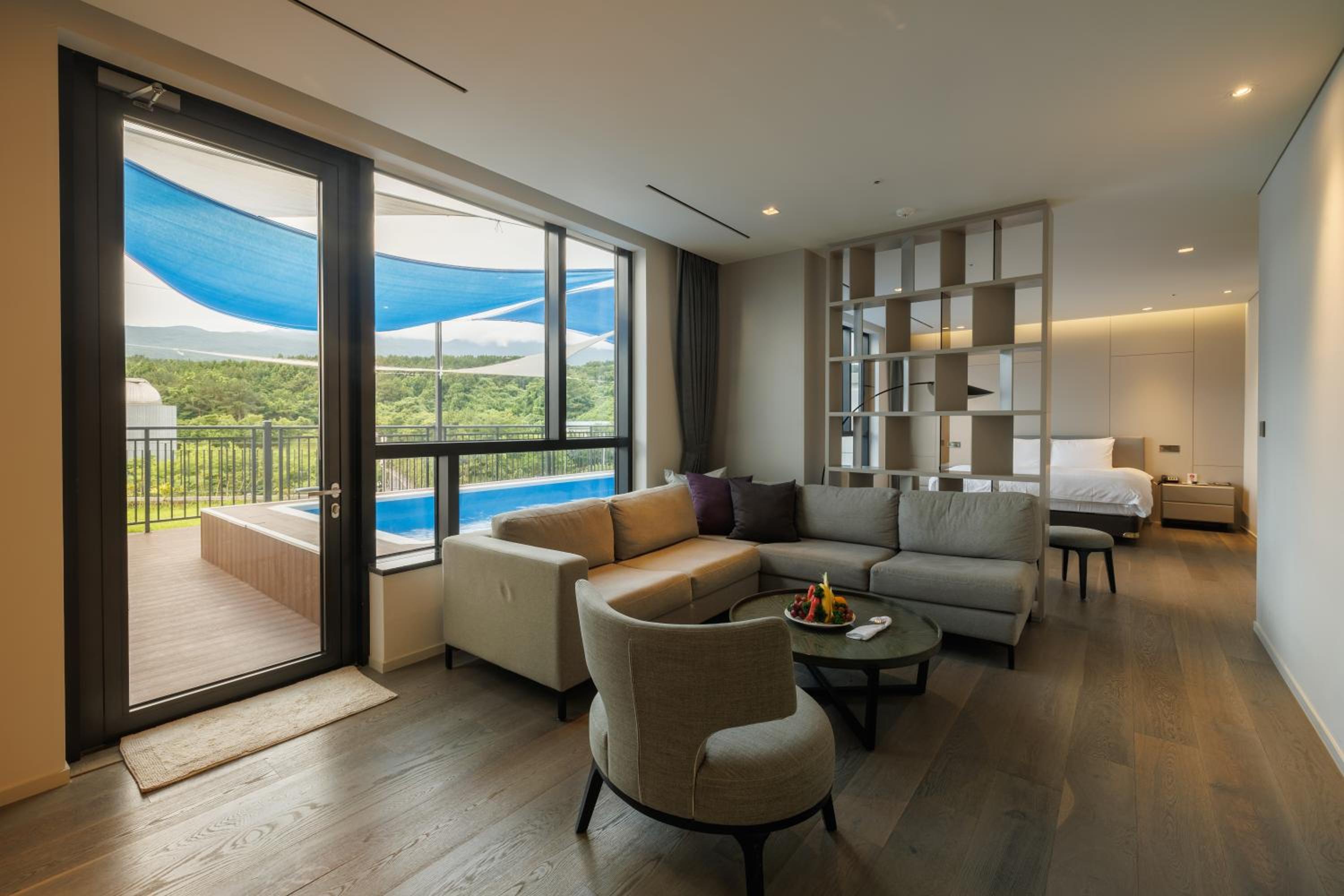 Pool Suite - Welcome Fruit & Extra bed for 1