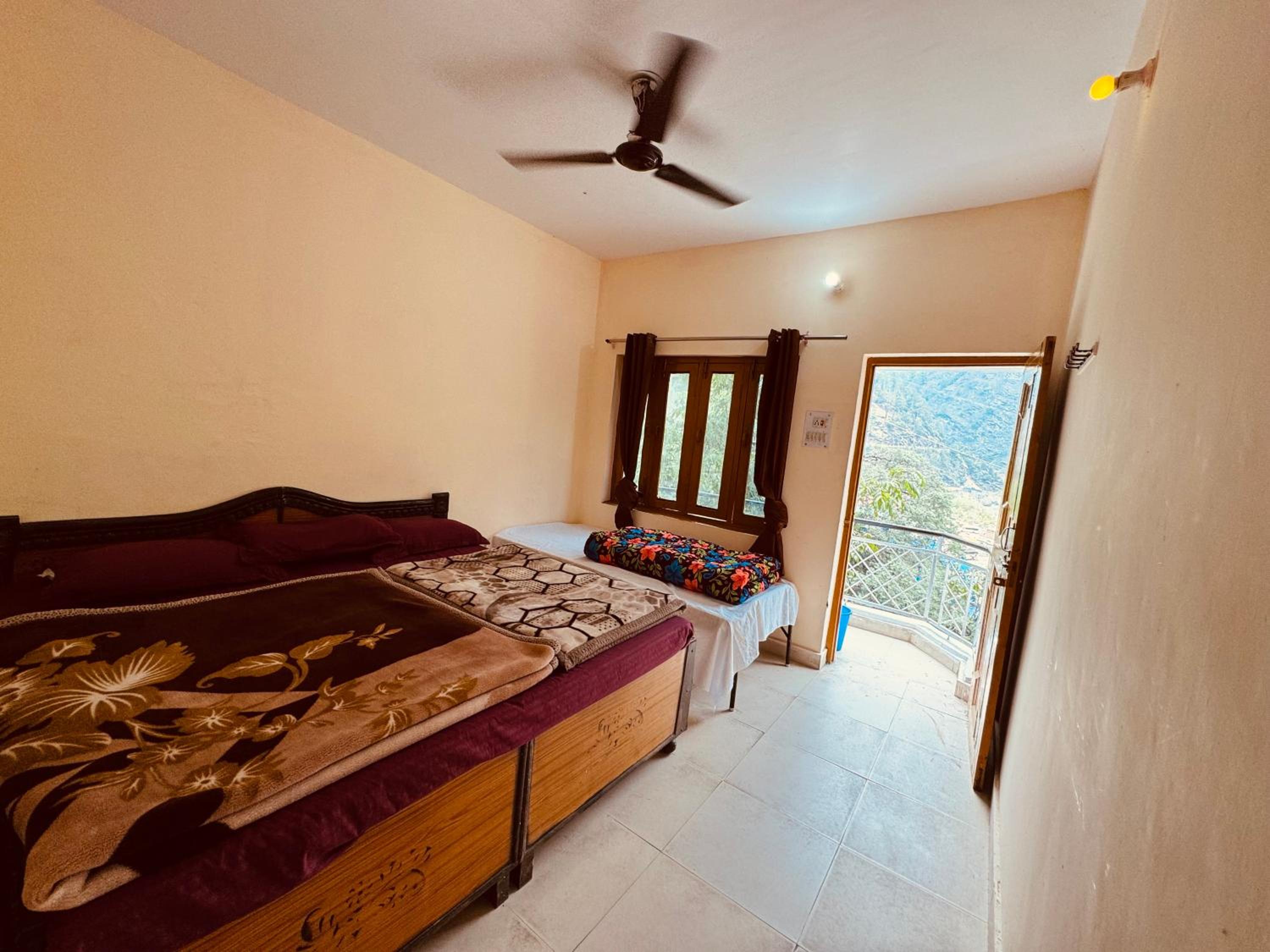 Budget Double Room photo 3